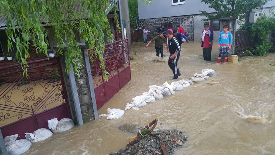 Dezastru în țară din cauza furtunilor! Zeci de oameni evacuați din calea apelor