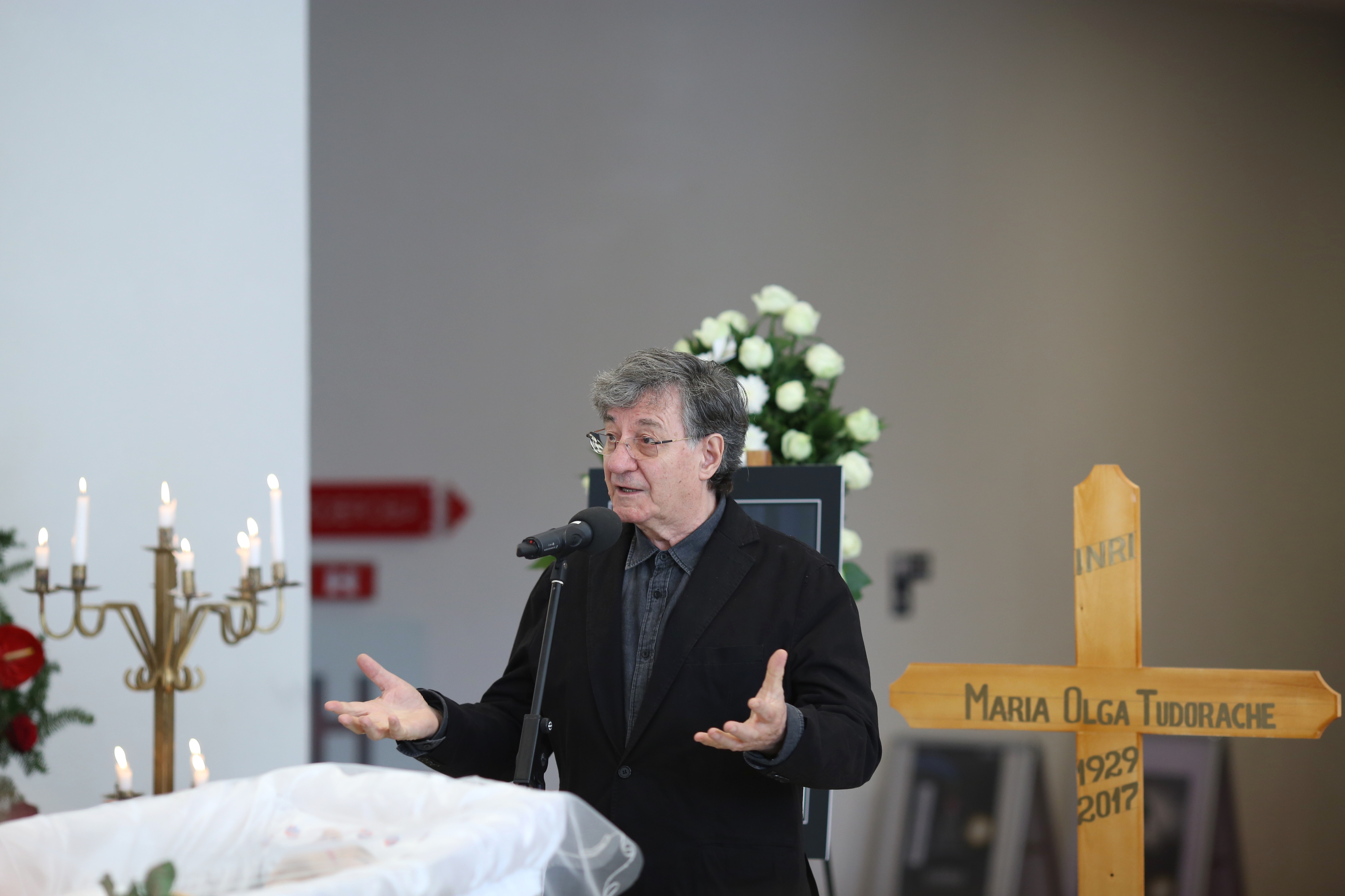 FOTO EXCLUSIV/ Trupul neînsuflețit al Olgăi Tudorache, depus la biserica Kretzulescu din Capitală. Imagine emoționantă cu fiul actriței