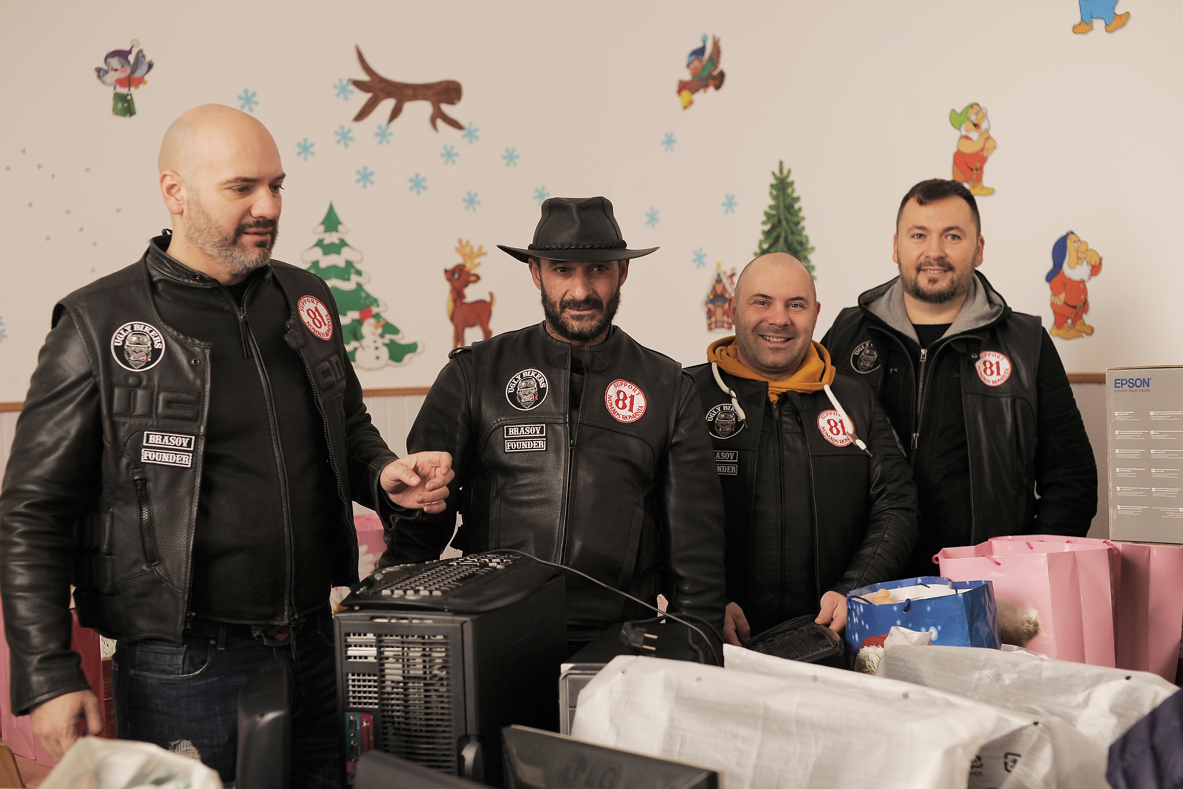 GALERIE FOTO/ Un club de motociclişti a donat calculatoare copiilor dintr-un sat braşovean. Copiii i-au așteptat pe "Ugly Bikers" în costume tradiționale