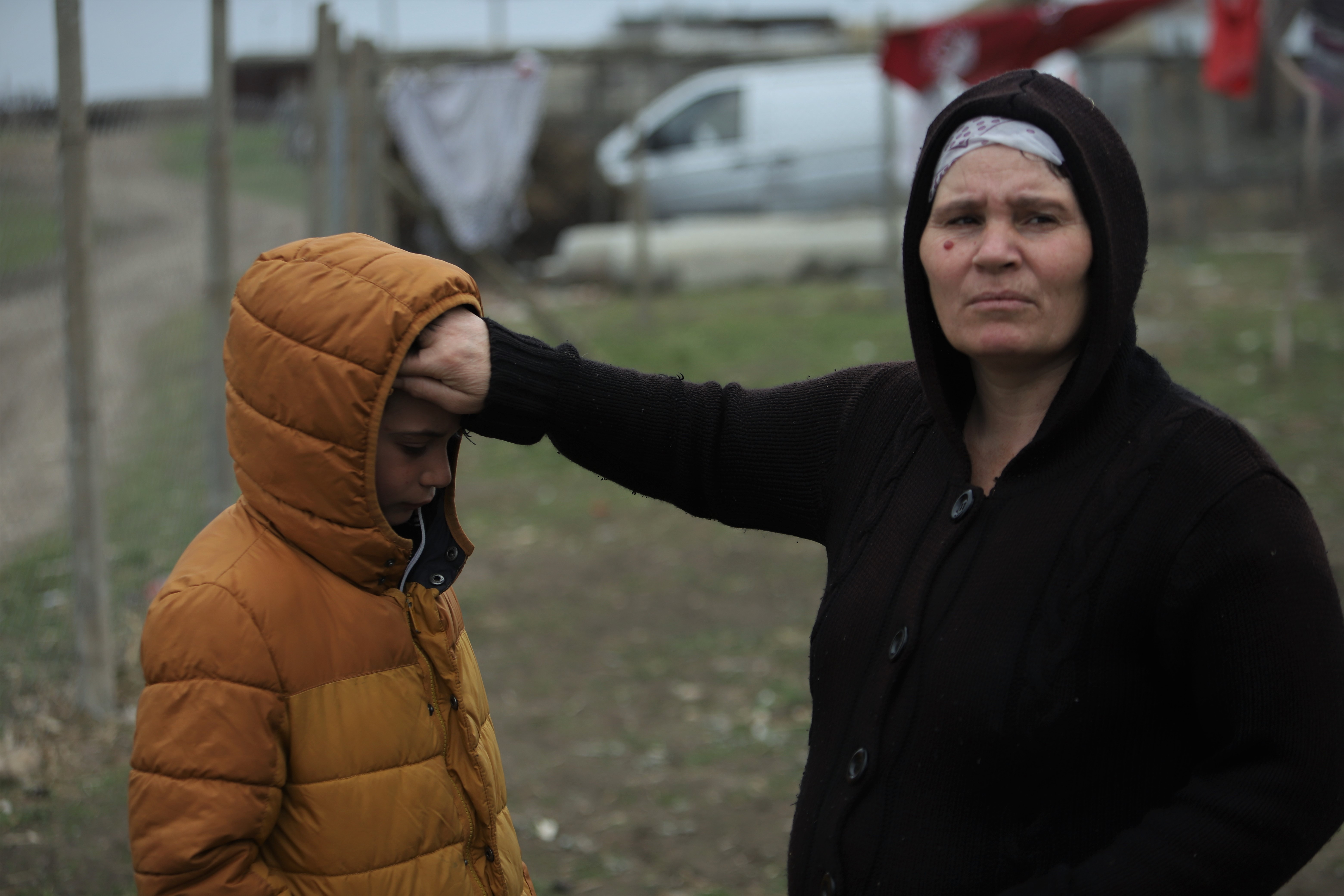 REPORTAJ. Viața chinuită a unei familii cu cinci copii, care s-a mutat din grajd în container: „Primăria nu ne dă hârtie să ne legăm la curent”. De ce i-a lăsat și fără ajutorul social