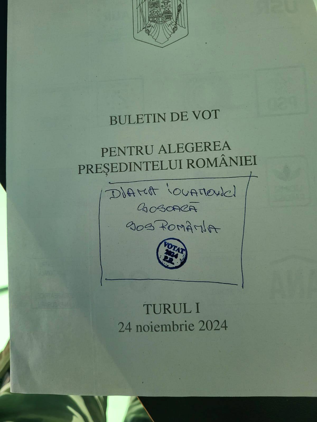 Diana Șoșoacă s-a filmat în cabina de votare, la alegerile prezidențiale, când a desenat o nouă casetă cu numele său și apoi s-a votat singură