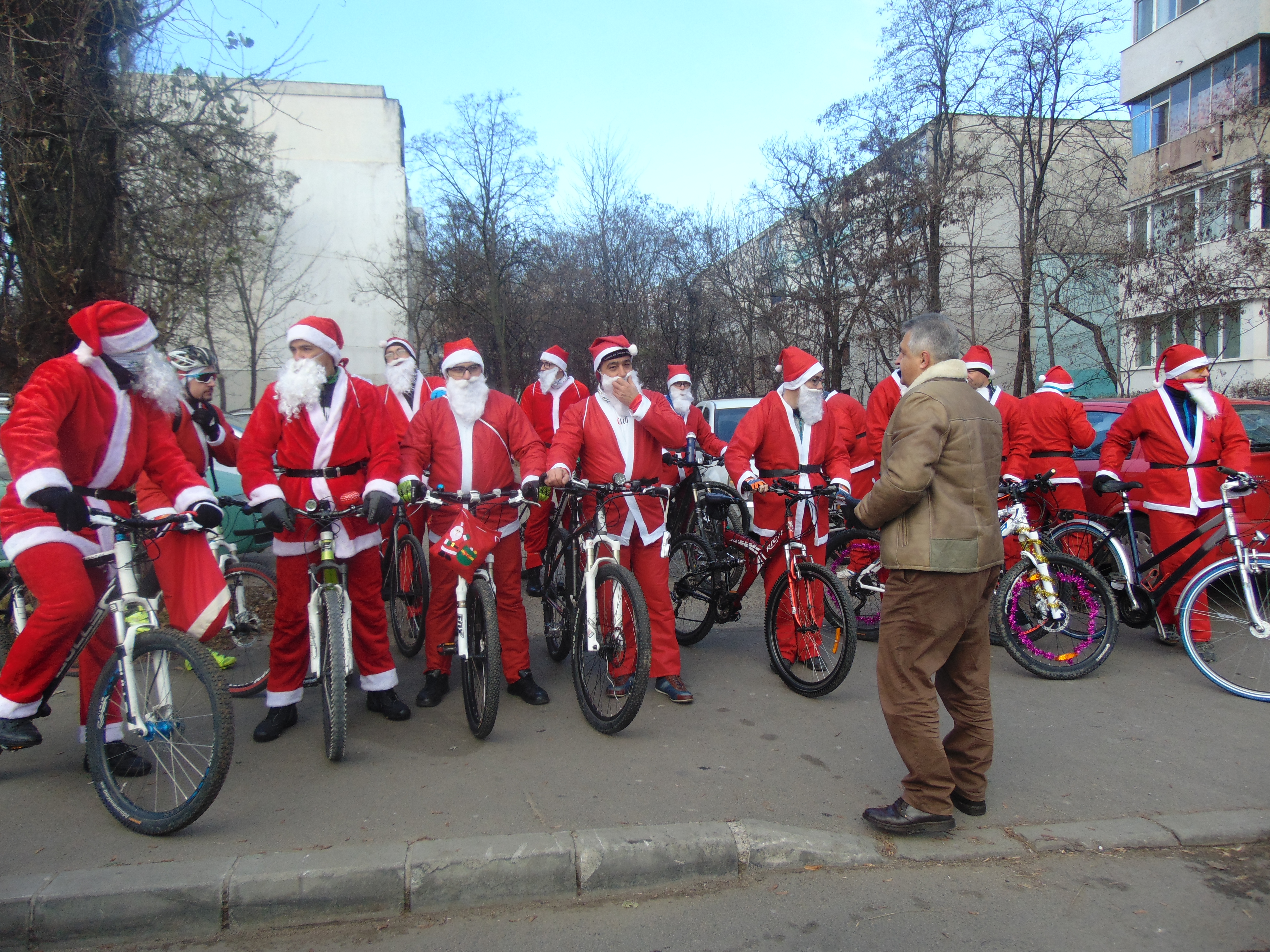 Moș Crăciun a dat sania pe bicicletă și a împărțit dulciuri celor mici. Pe unde se plimbă ciclo-moșii /GALERIE FOTO