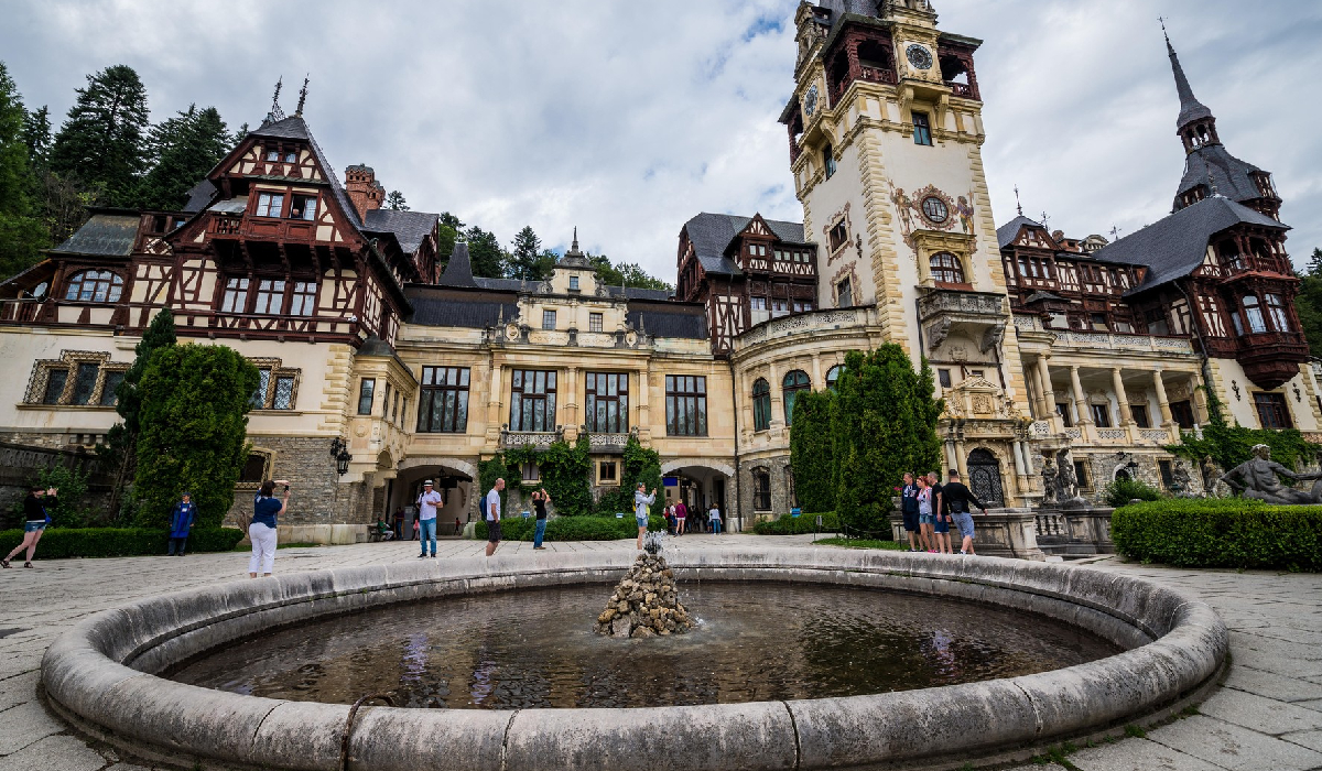 Castelul Peleș, aproape imposibil de vizitat în weekenduri: numărul de bilete puse în vânzare este limitat și se epuizează rapid