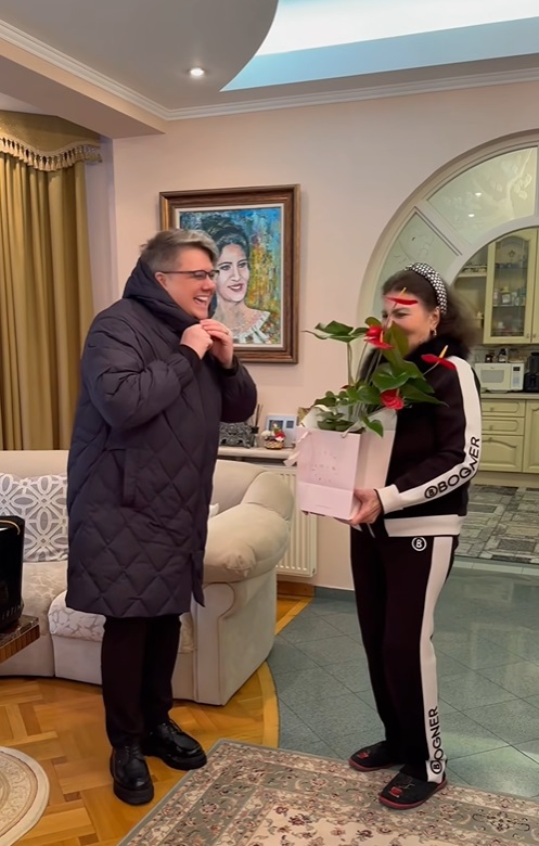 Imagini din casa Irinei Loghin. Fuego a vizitat-o pe artistă în locuința ei din nordul Bucureștiului, de ziua ei de naștere