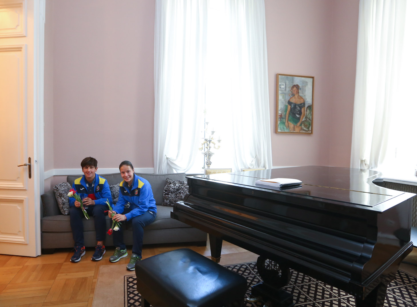 Fetele din naționala de fotbal, mărțișoare de la Ambasada Franței. Și dinamoviștii au onorat Ziua Femeii. ”Bizonașul” a făcut deliciul zilei/ FOTO