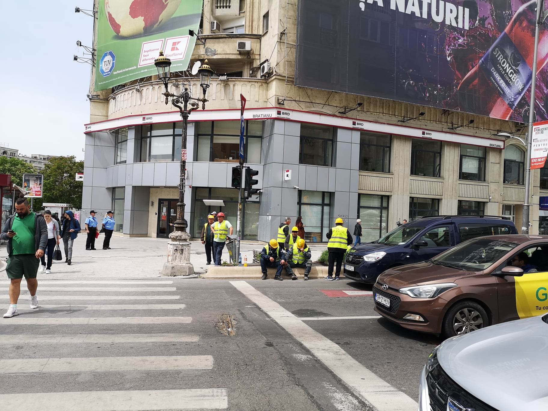 Nicușor Dan a scos palmierii puși de Negoiță la Piața Unirii, în urmă cu două zile. „Nu este vreo țară exotică”. Cei doi primari se atacă reciproc