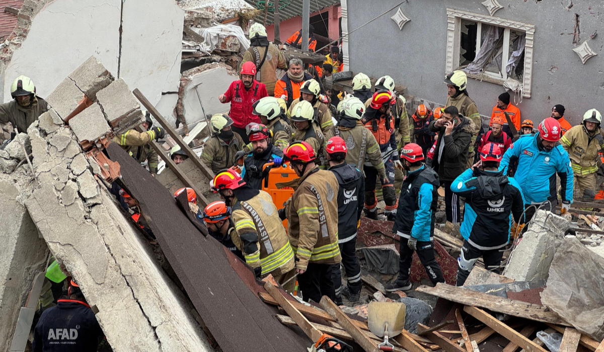 Explozie puternică în Istanbul: Două clădiri s-au prăbușit în districtul Fatih. Salvatorii caută victimele sub dărâmături