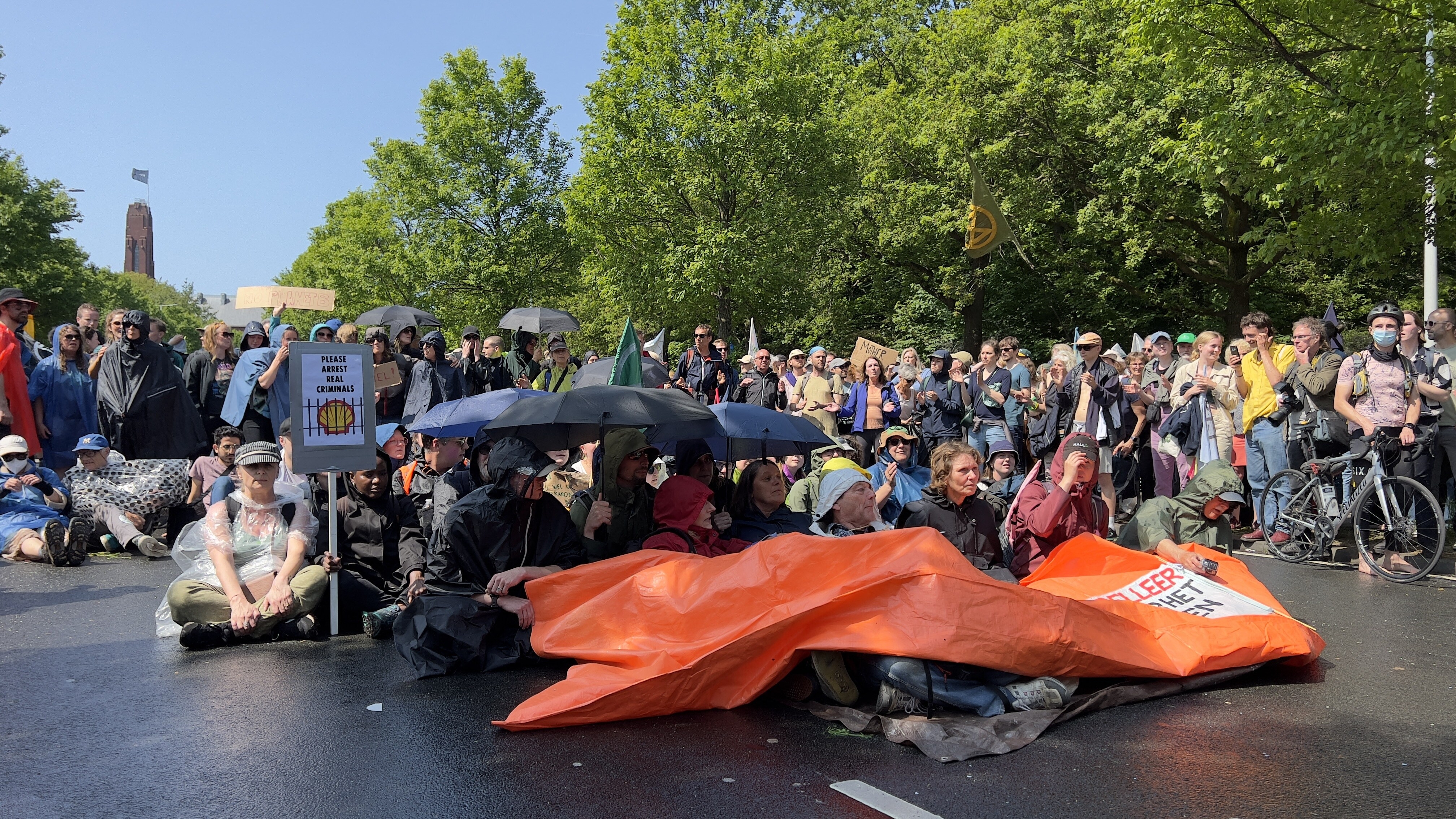 1.500 de activiști climatici au fost arestați la Haga, după ce au blocat o autostradă. Poliția a reținut inclusiv o vedetă din Game of Thrones