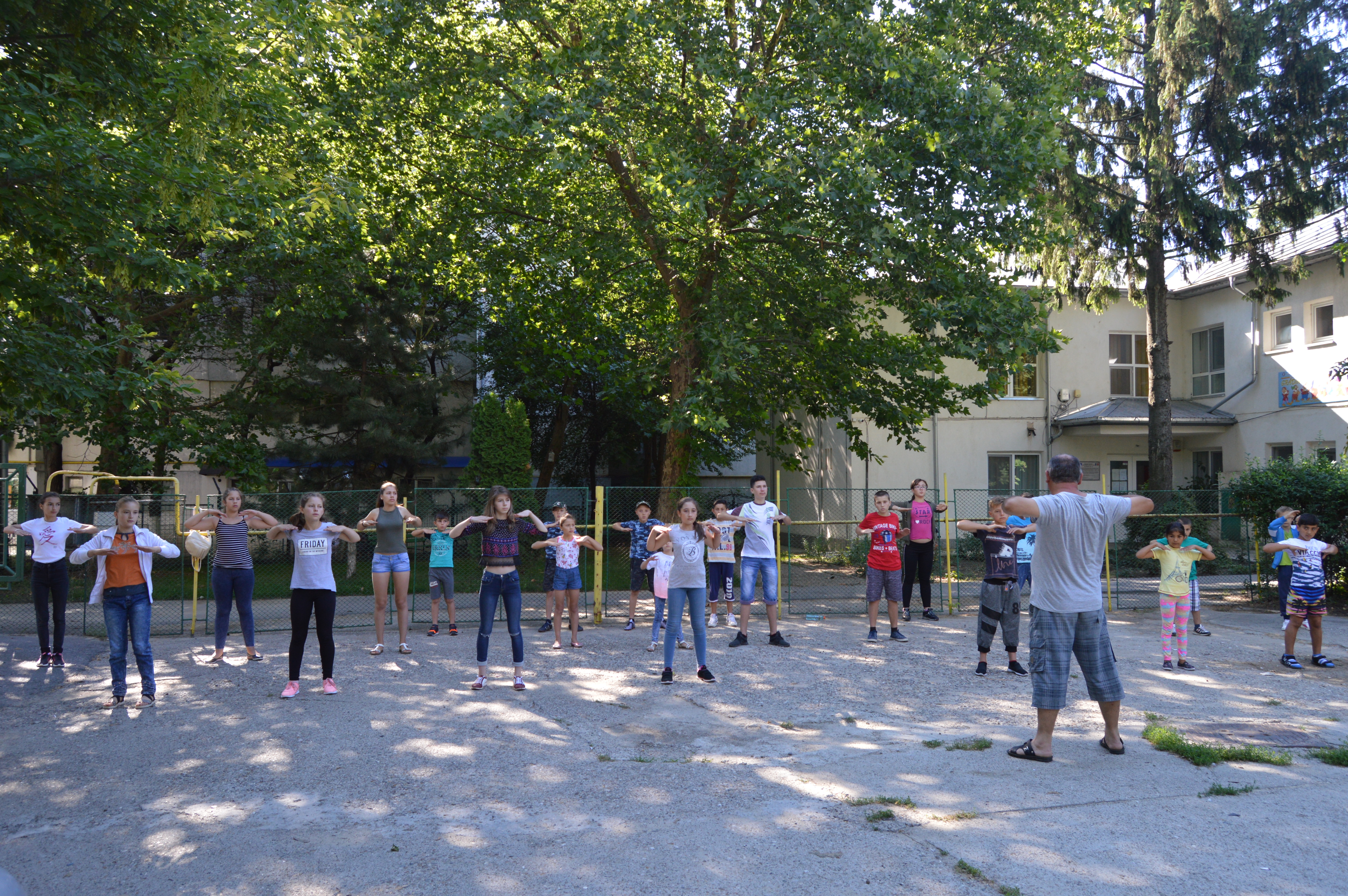 FOTOREPORTAJ: De la gârla din fundul curții la piscină cu tobogane. 600 de copiii din Vaslui văd prima oară un oraș