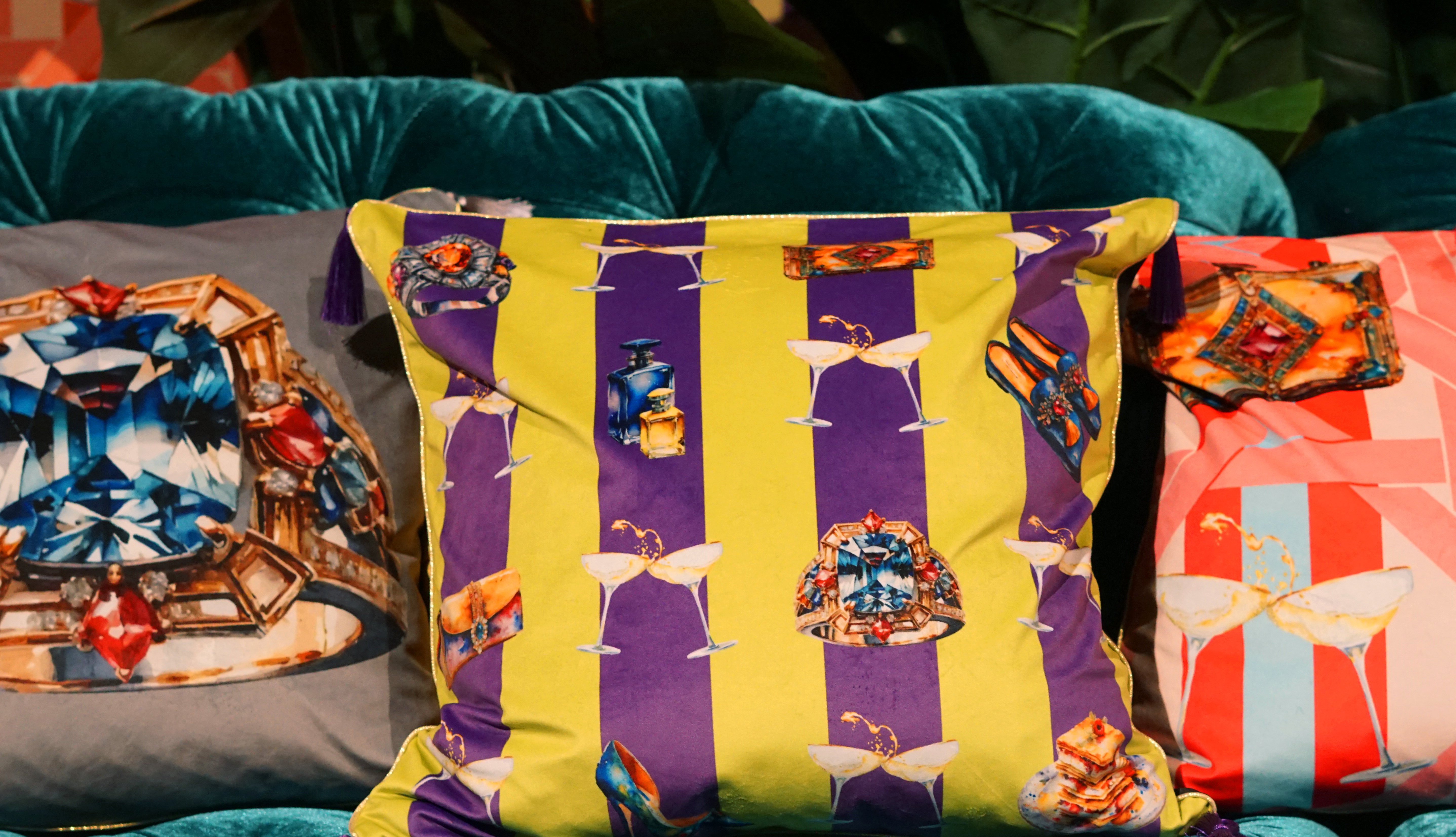 A világ legdrágább díszpárnáját a MÜÜSKA dizájnbrand mutatta be, amely a luxusiparban már neves Pécsi Balázzsal dolgozott együtt