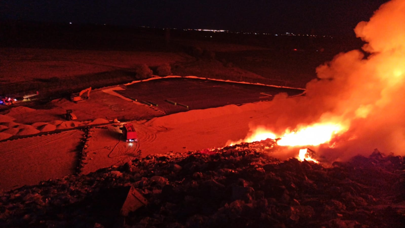Incendiu la groapa de gunoi din Arad. Mesaj Ro-Alert emis de ISU