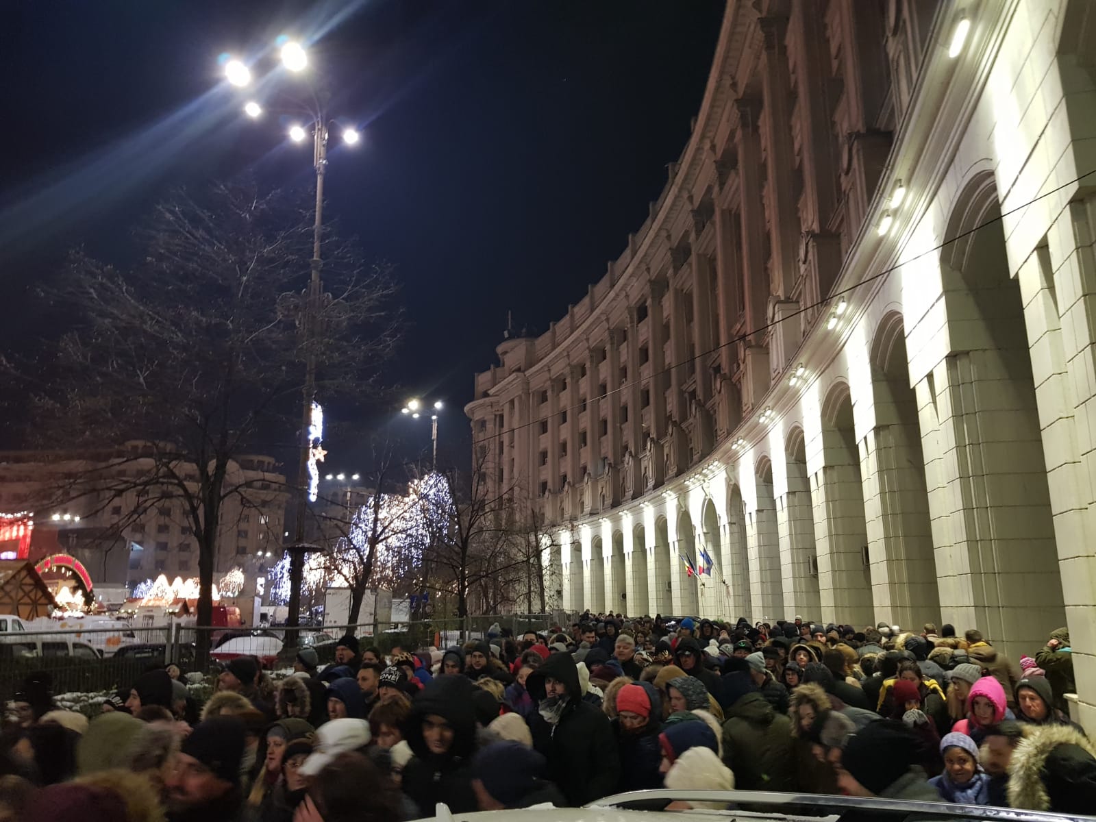 Luminițele de Crăciun au fost aprinse în Capitală, în prezența a mii de oameni. Doi elevi olimpici dintr-un cor muzical au apăsat butonul