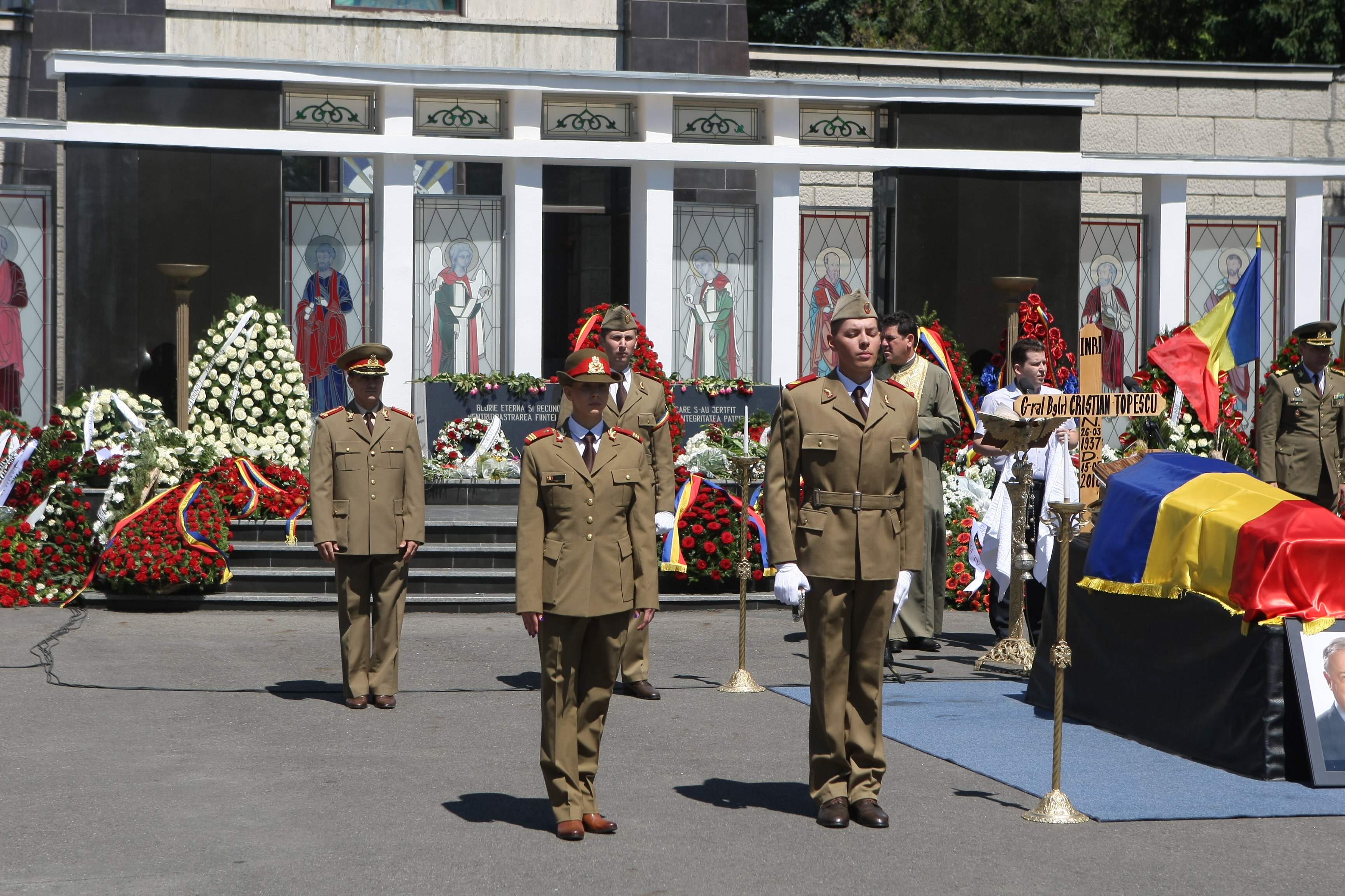 GALERIE FOTO&VIDEO/ Cristian Țopescu, înmormântat cu onoruri militare, la Cimitirul Ghencea Militar din București