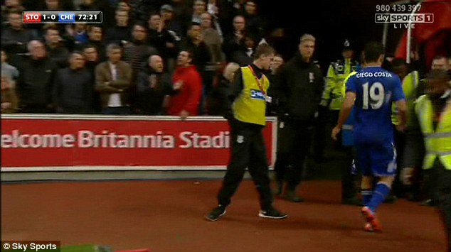 Ziua degetelor mijlocii în Anglia. Diego Costa a lovit un steward în zona sensibilă, golgheterul Jamie Vardy - gesturi obscene la adresa asistentului. Îi paște suspendare / FOTO&VIDEO