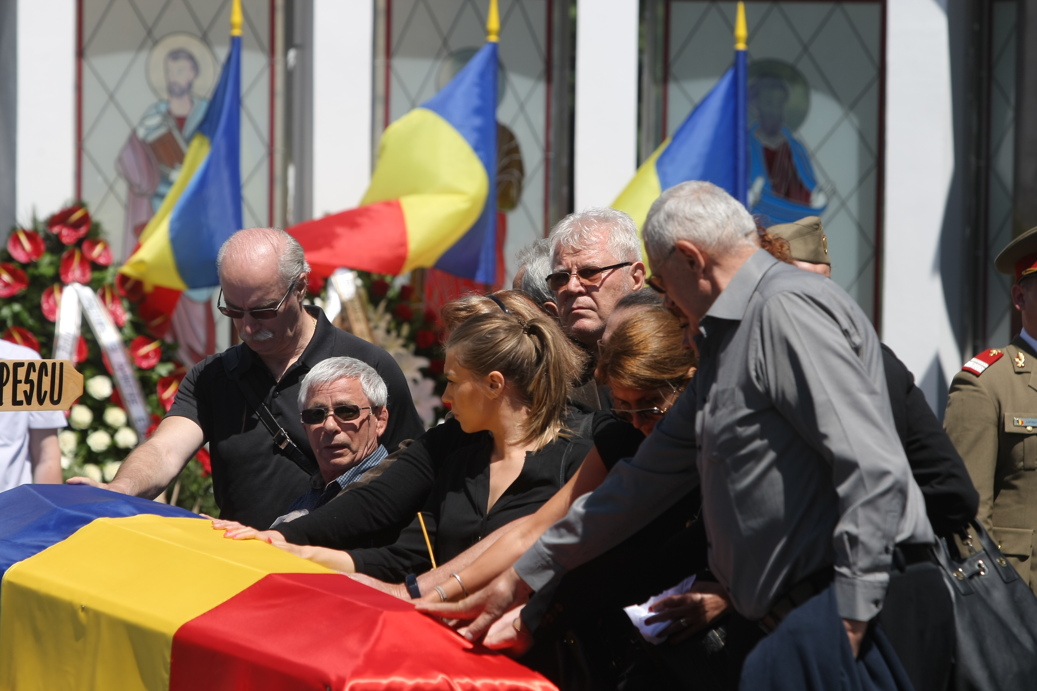 GALERIE FOTO&VIDEO/ Cristian Țopescu, înmormântat cu onoruri militare, la Cimitirul Ghencea Militar din București