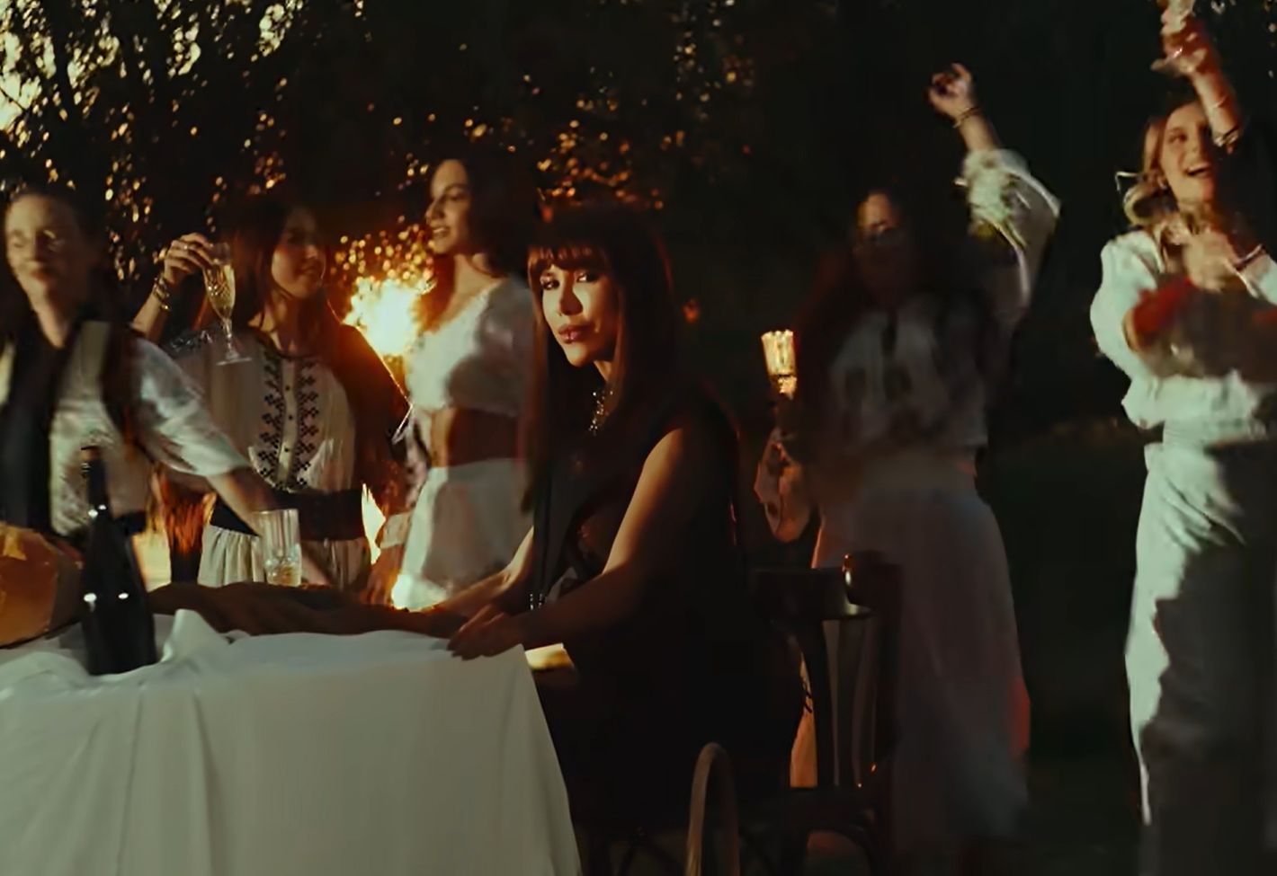 Denise Rifai în videoclipul „Hora Nebunelor”, lansat de Diana Matei