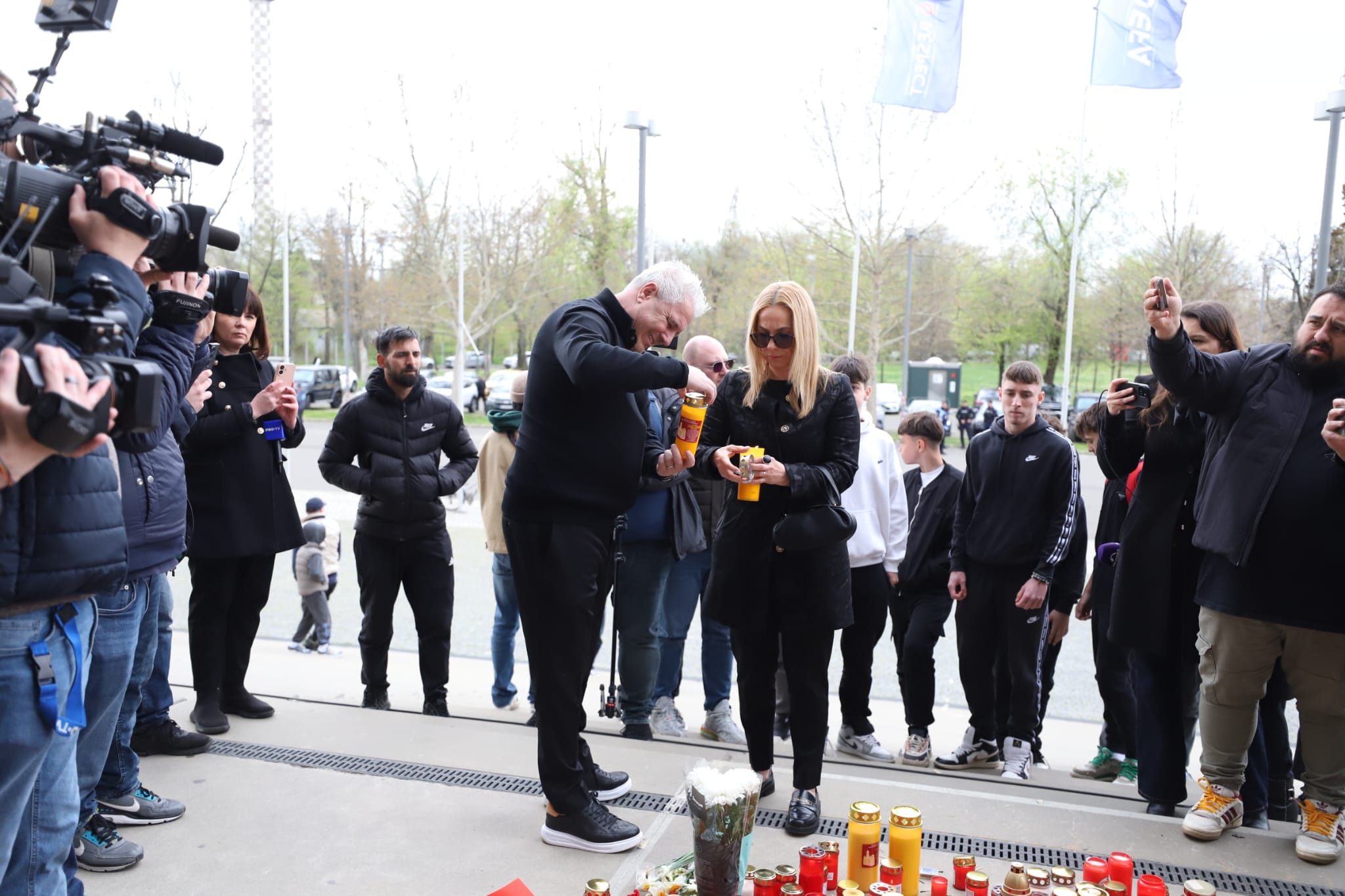 Livetext Mii de români își iau adio de la Mircea Lucescu la Arena Națională înainte de funeraliile cu onoruri militare / „Leucemia i-a provocat și grăbit sfârșitul”