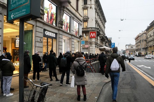 De ajunul Crăciunului, italienii au stat la cozi uriașe pentru a se testa anti-COVID, după ce restricțiile au fost înăsprite