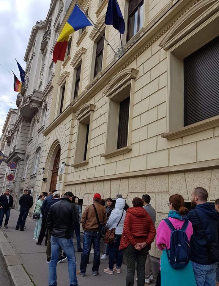 FOTO, VIDEO | Imagini incredibile la Londra: coadă interminabilă la secția de votare din cartierul botezat „Little Romania”! Mobilizare exemplară a diasporei și în Germania, Italia, Olanda și Belgia