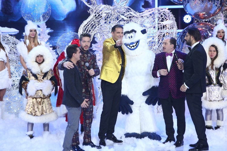 Măști spectaculoase și zeci de vedete la Revelionul Starurilor 2019,  prezentat de Dan Negru | FOTO