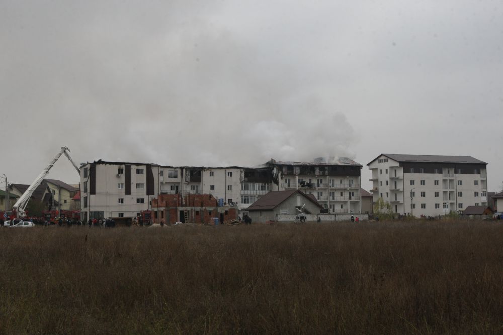 VIDEO/ Locuitorii din Chiajna aduc acuzații dure, după incendiul care a cuprins trei blocuri. "E posibil să fi rămas doar cu hainele de pe mine!”. De la ce ar fi pornit incendiul
