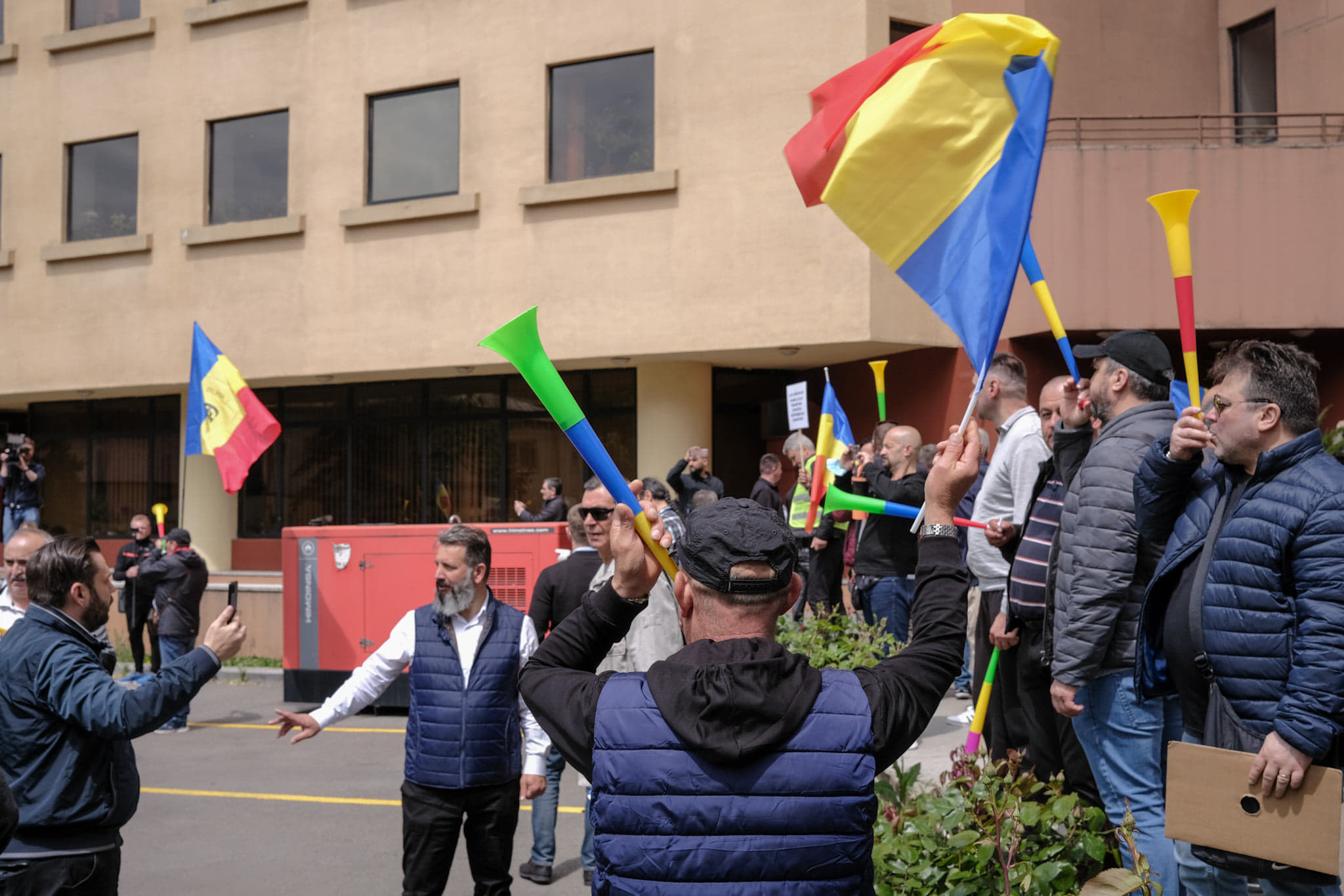 Protest STB, în București: „Ați distrus familiile noastre pentru interesele voastre”. George Simion, președintele AUR, prezent la miting