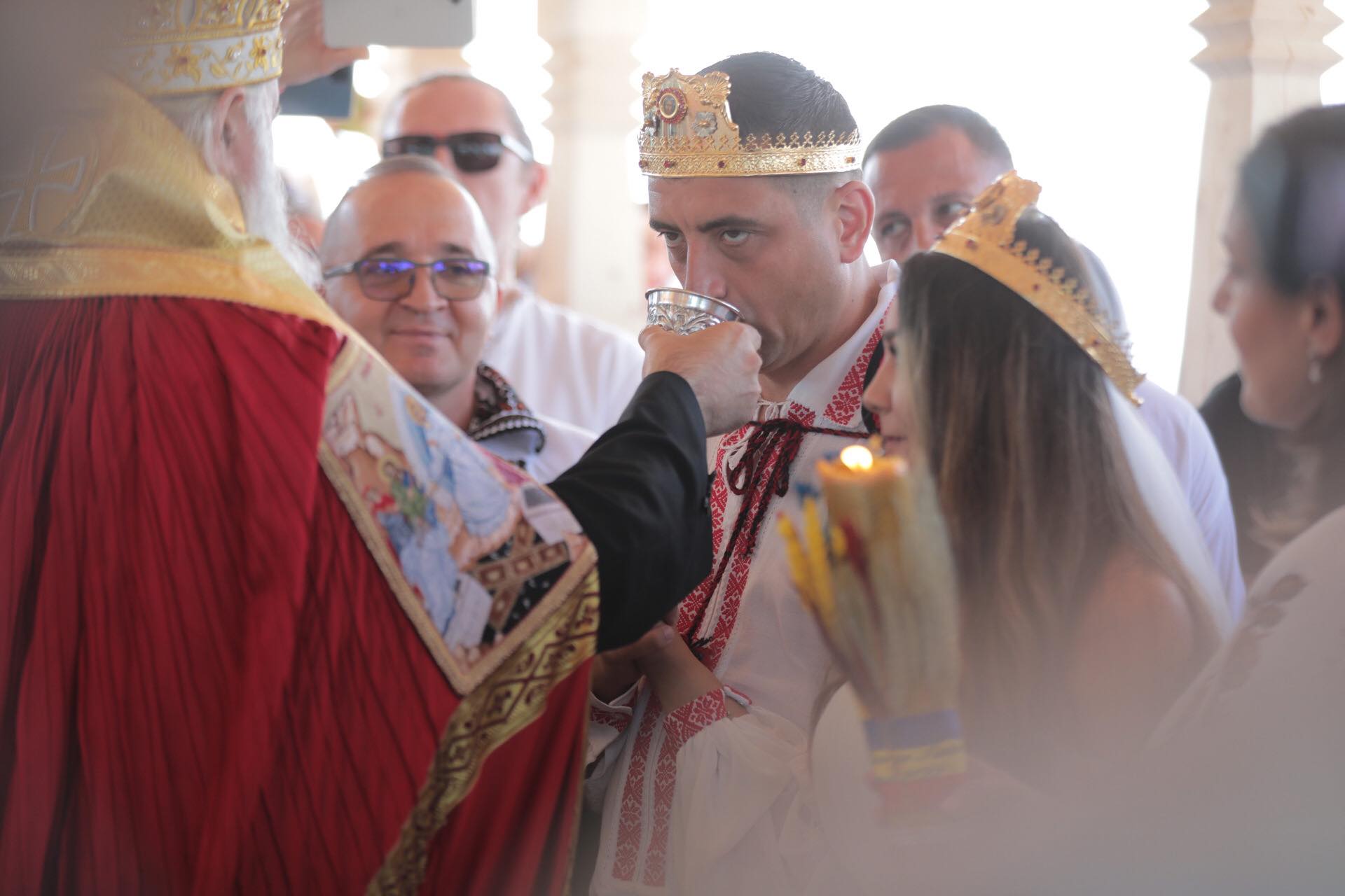 FOTO. Nunta lui George Simion, văzută de la fața locului. Câteva sute de oameni au rezistat în fața scenei, petrecerea a continuat până la 7 dimineața