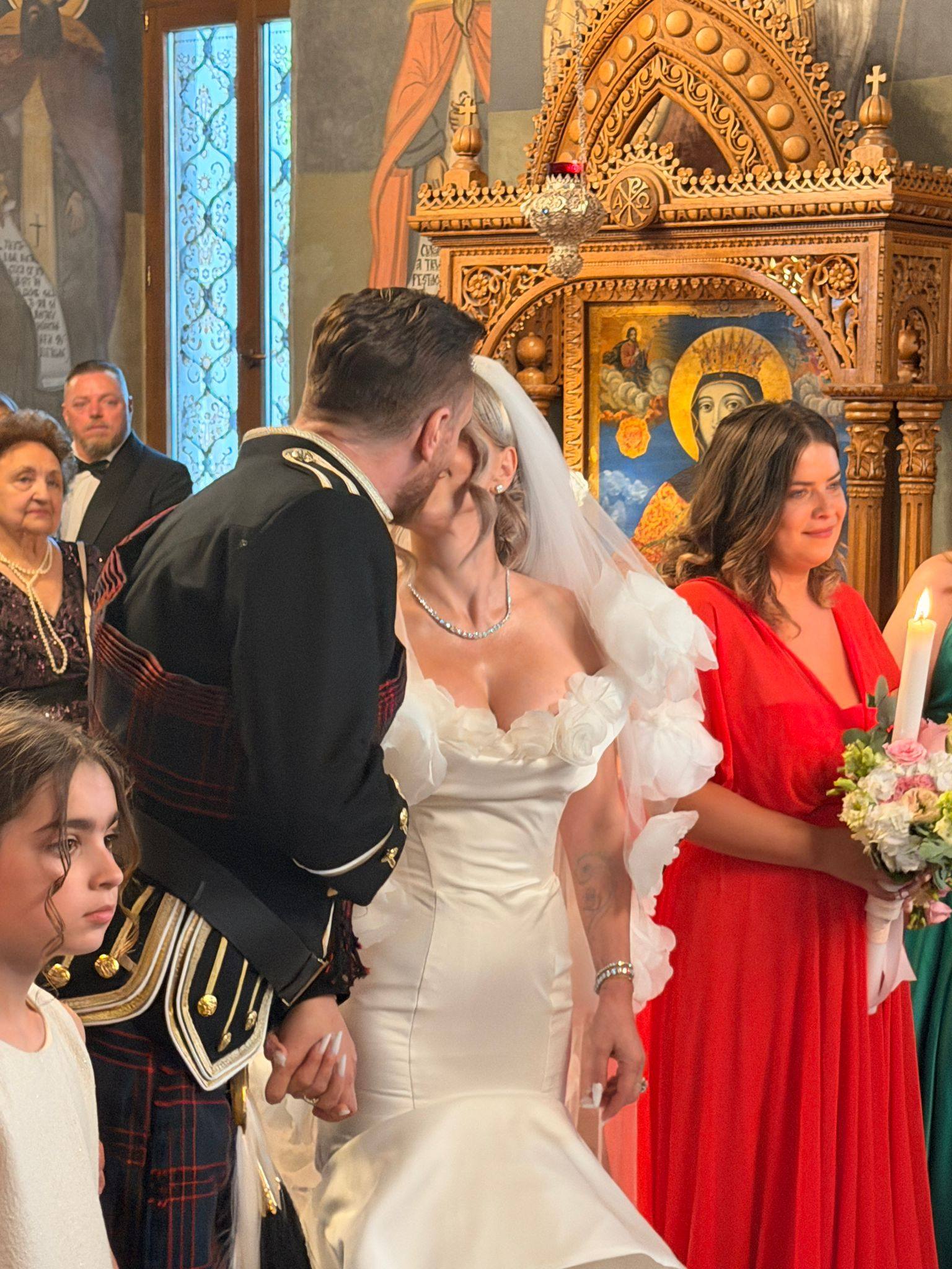 Marius Moga și soția lui, Bianca, nași de cununie pentru cei mai buni prieteni. Fosta jurnalistă de la PRO TV a atras privirile tuturor, în biserică