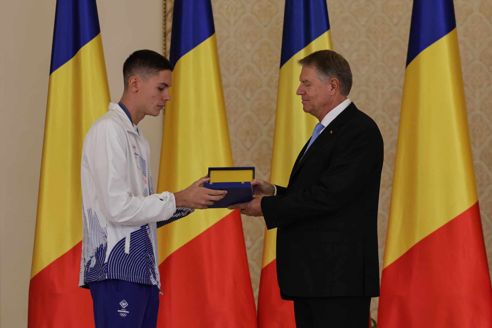 Gafă a președintelui Iohannis la decorarea medaliaţilor de la JO Paris. A spus „comemorarea”, în loc de „ceremonia” | VIDEO