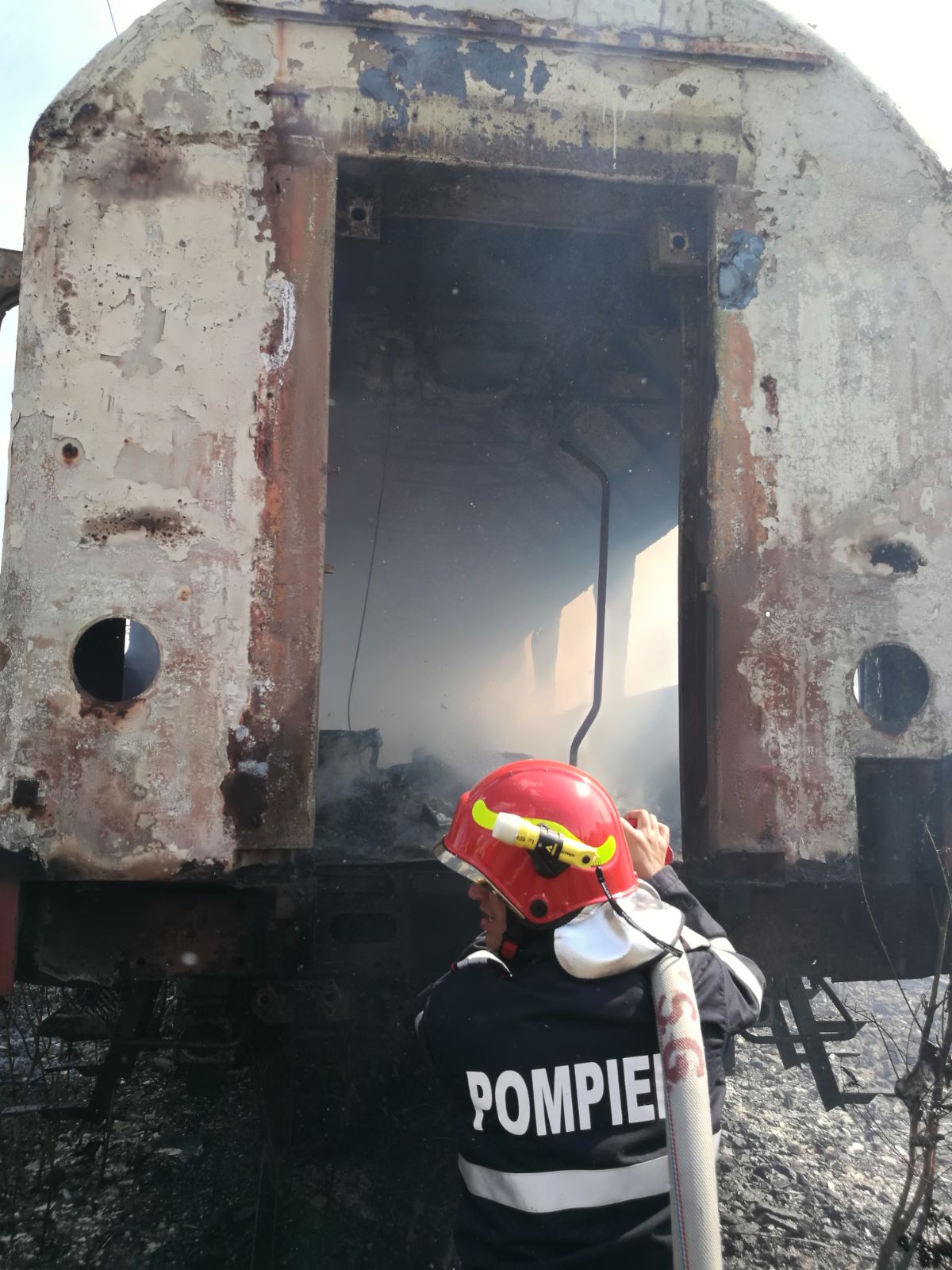 UPDATE: Incendiu în Gara Basarab, la un vagon dezafectat. Pompierii au stins flăcările - FOTO