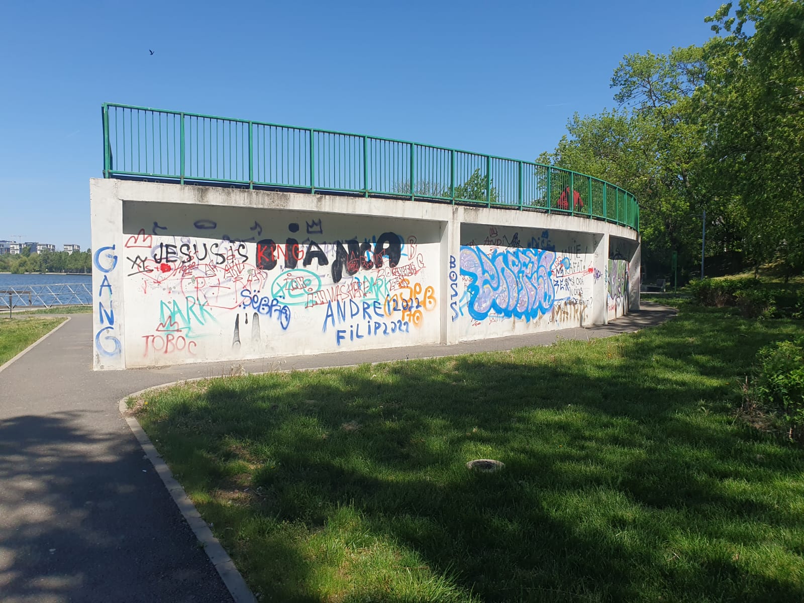 Apocalipsa din Parcul Tei: complexul de distracții abandonat, bănci vandalizate, munți de gunoaie, pontoane devastate. Pericol iminent de tragedii!