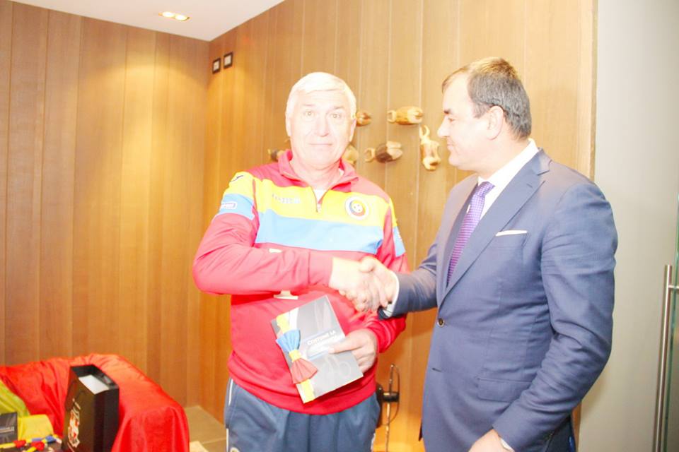 Să fie cu noroc la Euro! Tricolorii au primit ”Papionul România” din partea unui maestru croitor din Italia | GALERIE FOTO