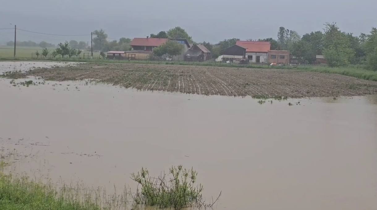 Cod roșu de inundații în județele Harghita, Braşov şi Covasna. Zeci de persoane evacuate preventiv