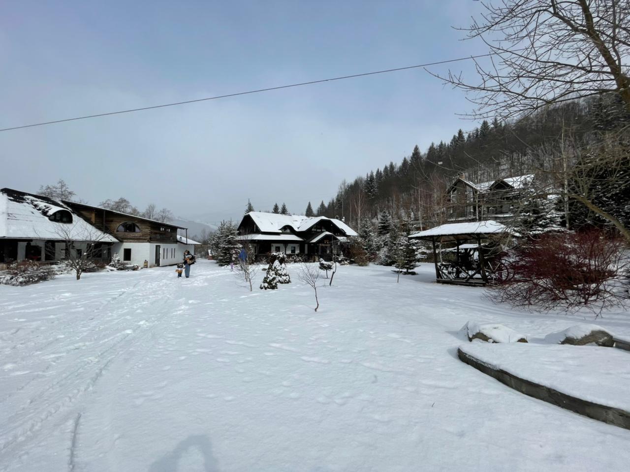 Alături de copiii din Ucraina. Poveste din trenul care duce spre graniță.„Oamenii mor de foame și de sete în subsolurile blocurilor bombardate. Dacă ies sunt vânați de lunetiști, ca în jocurile pe calculator”