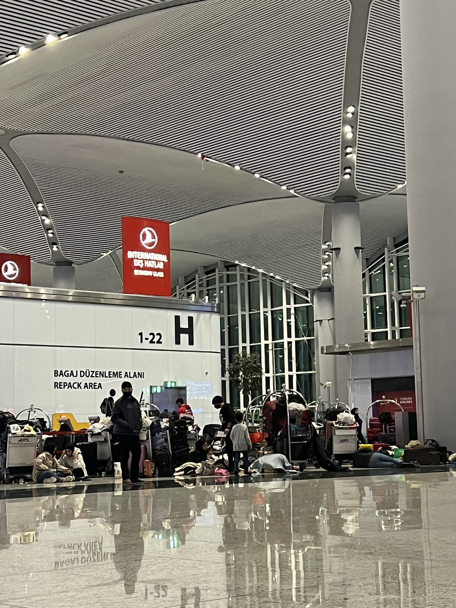 VIDEO | Cel mai mare aeroport din Europa a devenit cel mai mare „dormitor comun” de pe continent