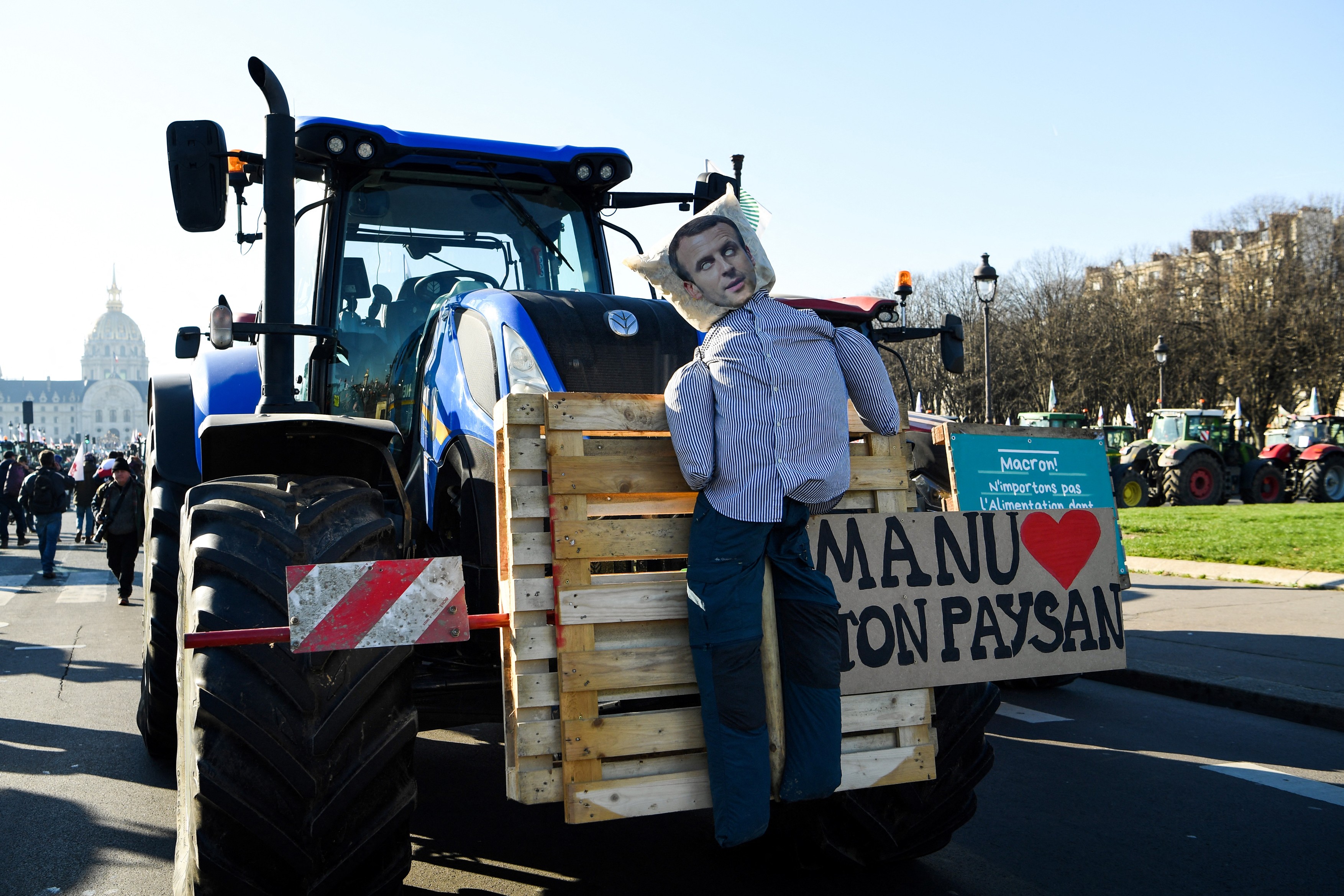 Parisul, blocat de sute de tractoare. Agricultorii protestează față de interzicerea pesticidelor