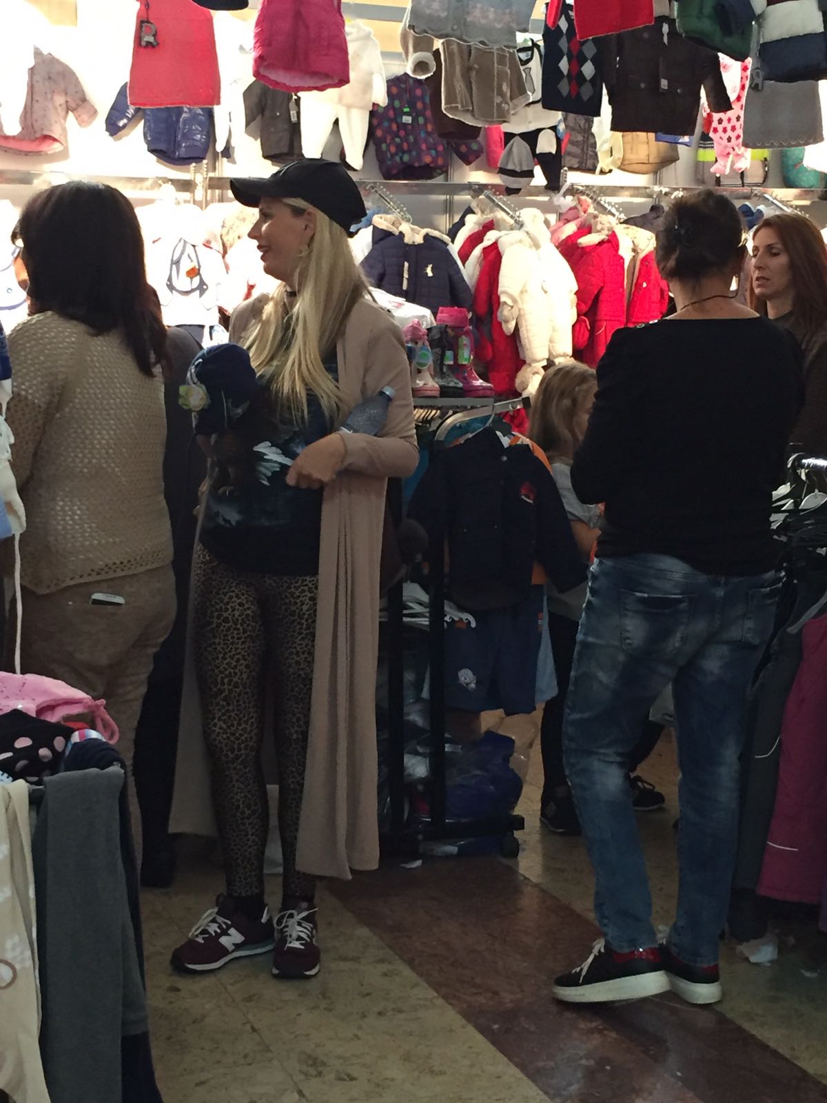 EXCLUSIV. Andreea Bănică are o ditamai burtica! Cântăreața s-a rotunjit vizibil în cea de-a șaptea lună de sarcină