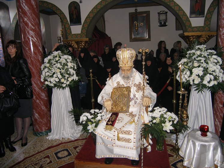 Un preot mort a fost urcat pe un tron și plimbat pe străzile Greciei / FOTO