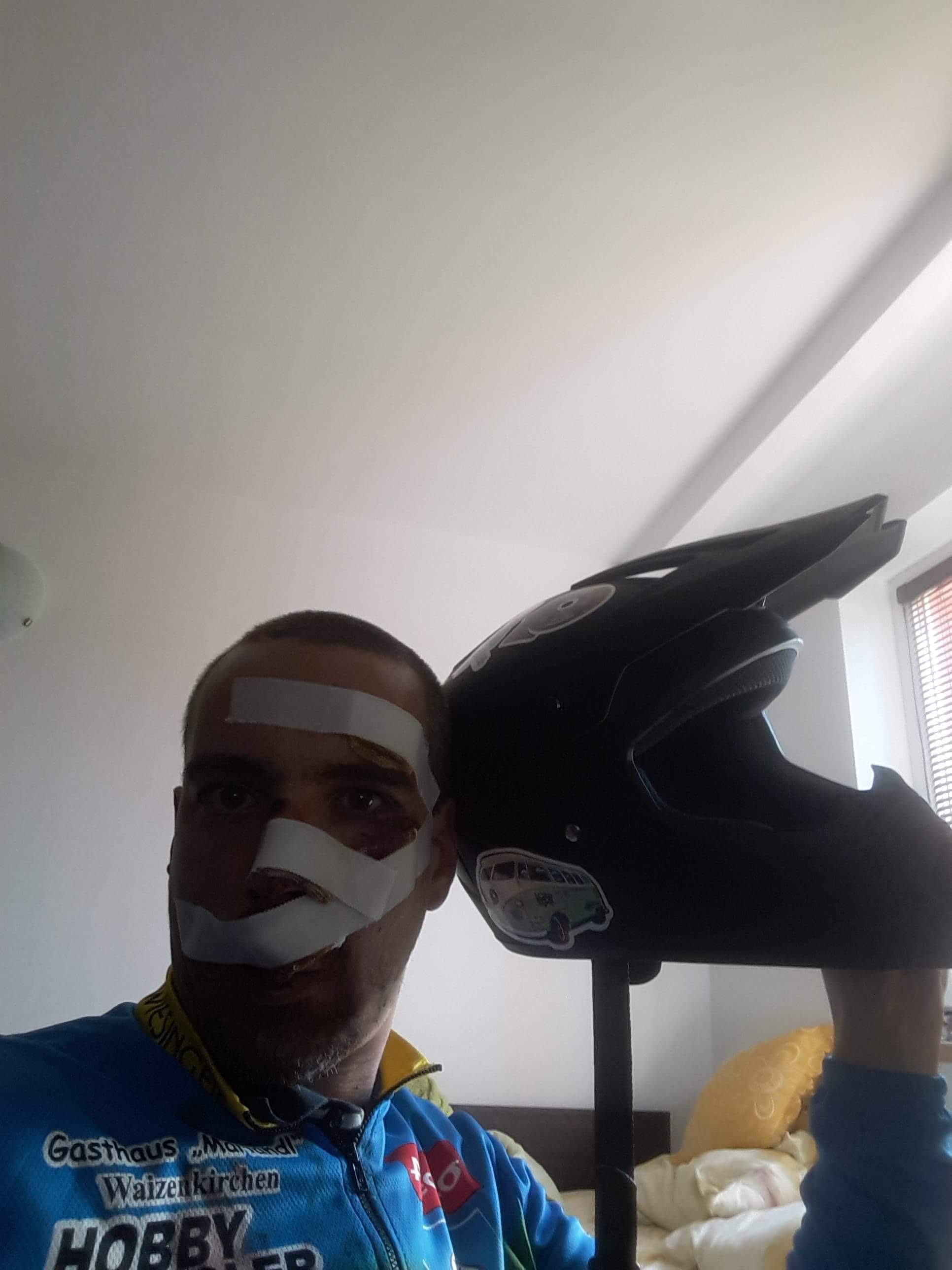Domnule primar Robu, aveți grijă când mergeți cu bicicleta prin Timișoara! Puteți ajunge așa, ca tânărul care a căzut în groapa de pe trotuar