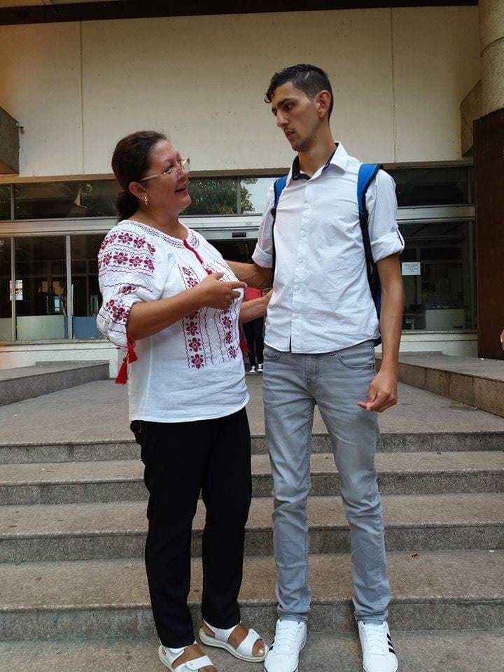 FOTO/ Și-a transformat propria suferință în dragoste pentru oamenii cu deficiențe de auz. Ionica Tarău luptă ca aceștia să nu ajungă să aștepte pensia de handicap de 375 de lei