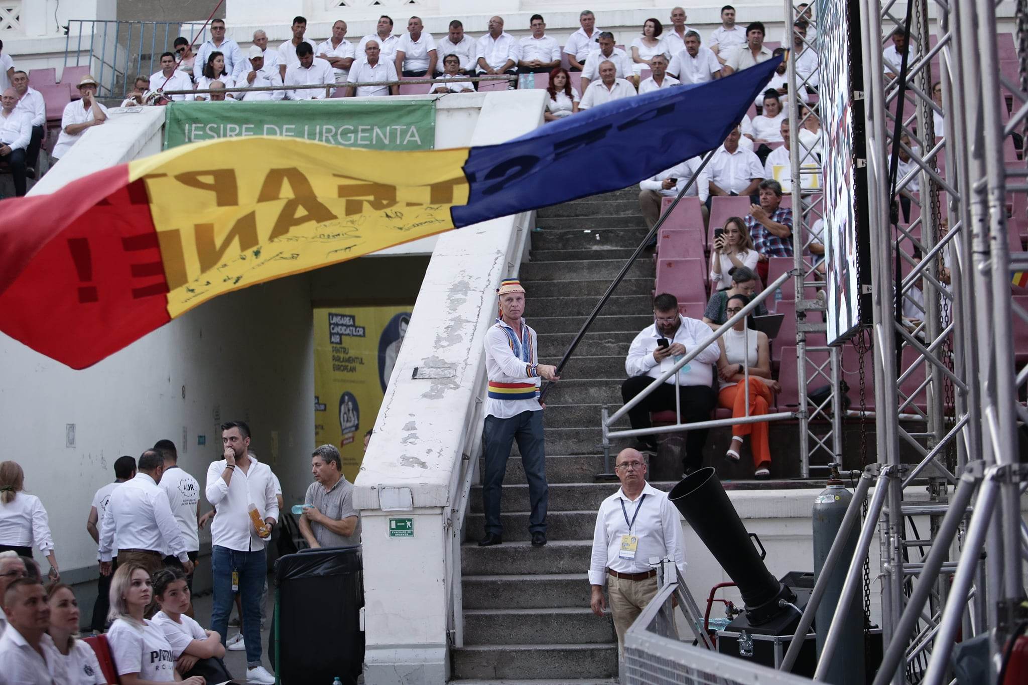AUR și-a lansat candidații la europarlamentare în fața a mii de susținători. Simion: Dacă Viktor Orban își face temele, s-ar putea să-l vrem în proiectul nostru european