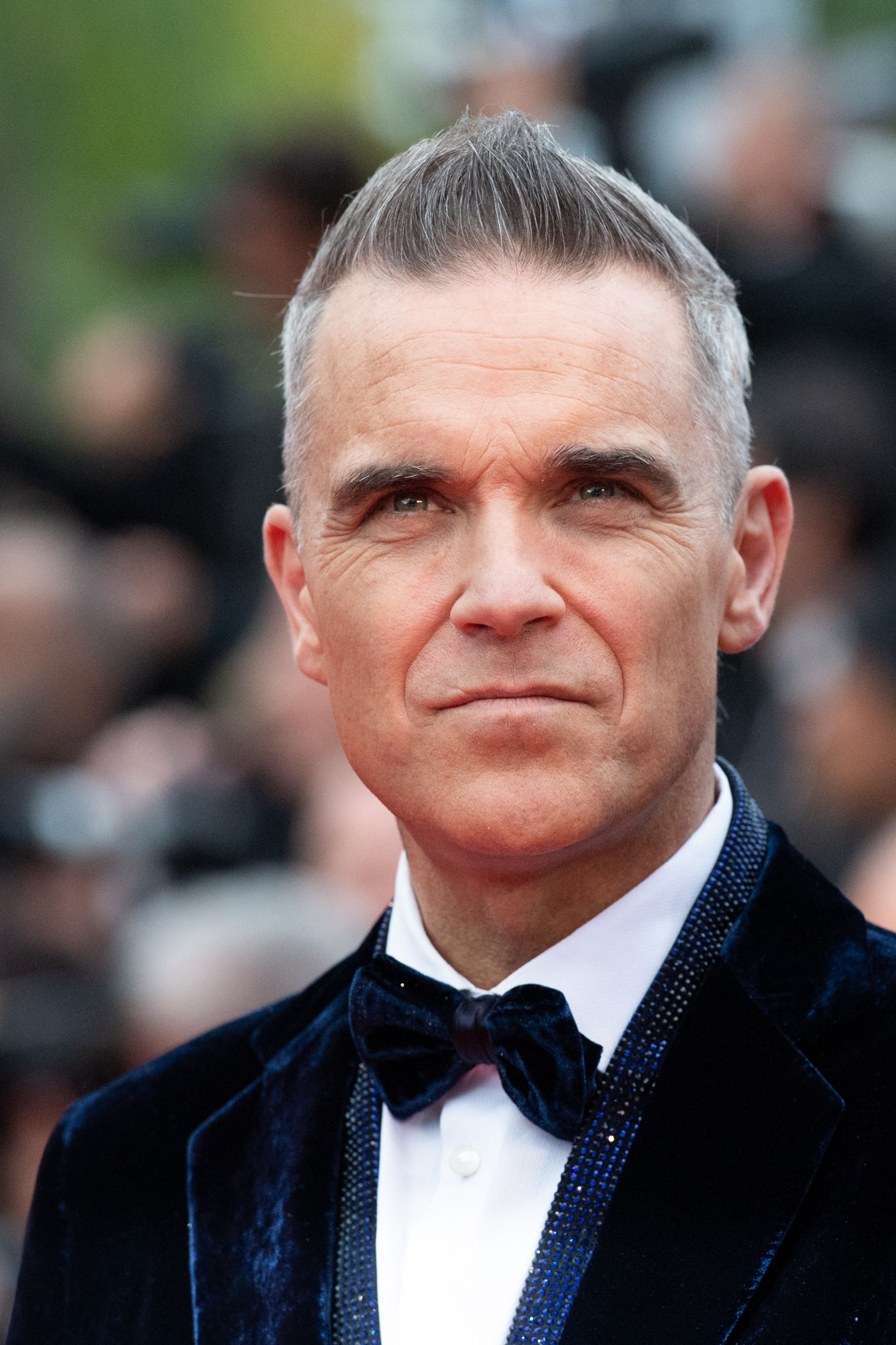 FOTO. Robbie Williams, lecție de eleganță la Cannes. A venit să vadă filmul cu DiCaprio și De Niro. Peste două săptămâni vine la București