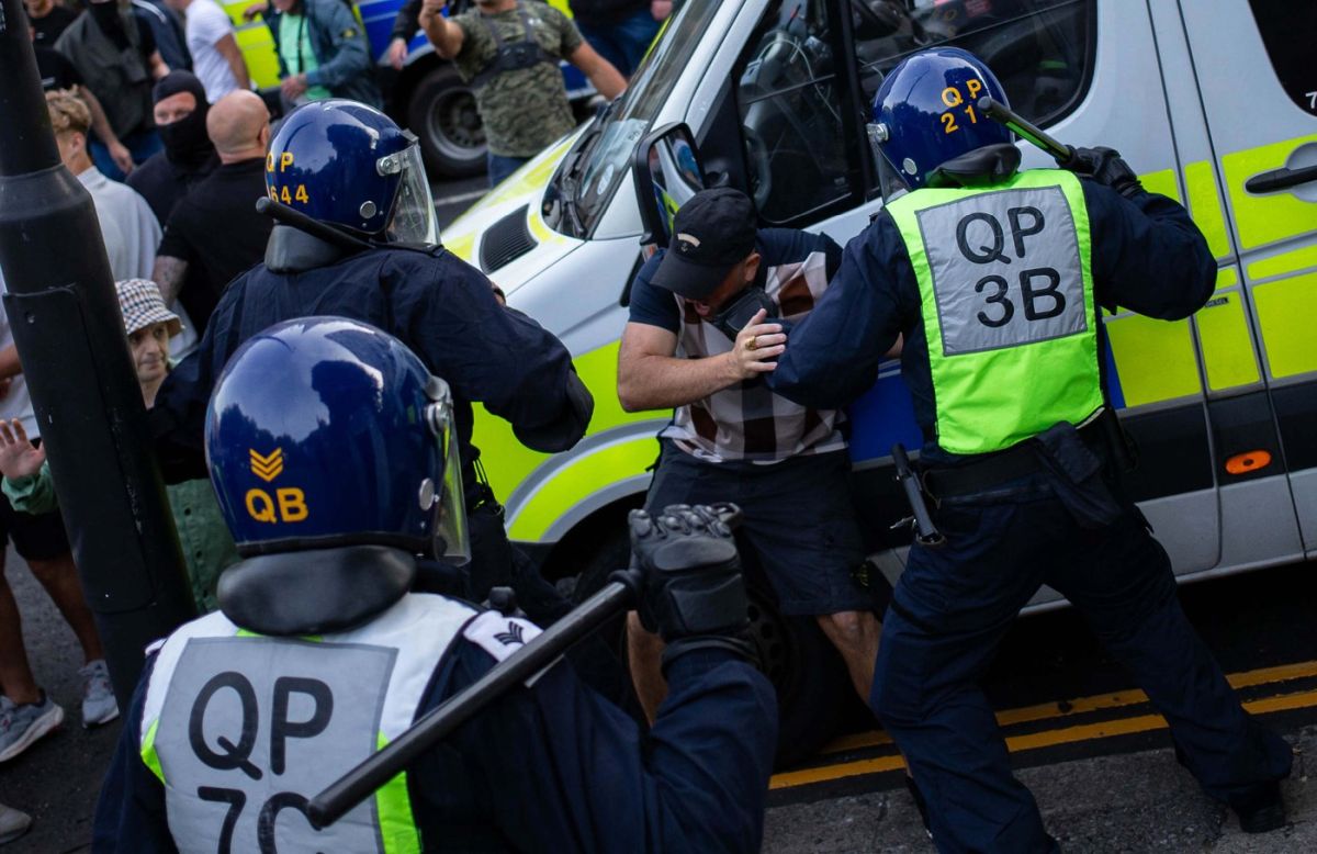 Lupte de stradă între extremiști de dreapta și polițiști în mai multe orașe din Marea Britanie. Peste 90 de persoane au fost arestate
