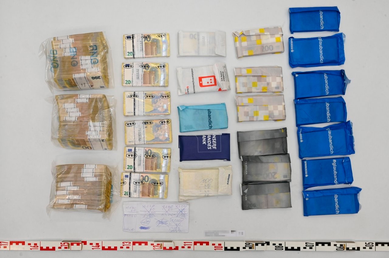 Ghicitoarea Mariana a păcălit o femeie să-i dea 730.000 de euro cash, după ce i-a prezis moartea. Acum e căutată în toată Europa