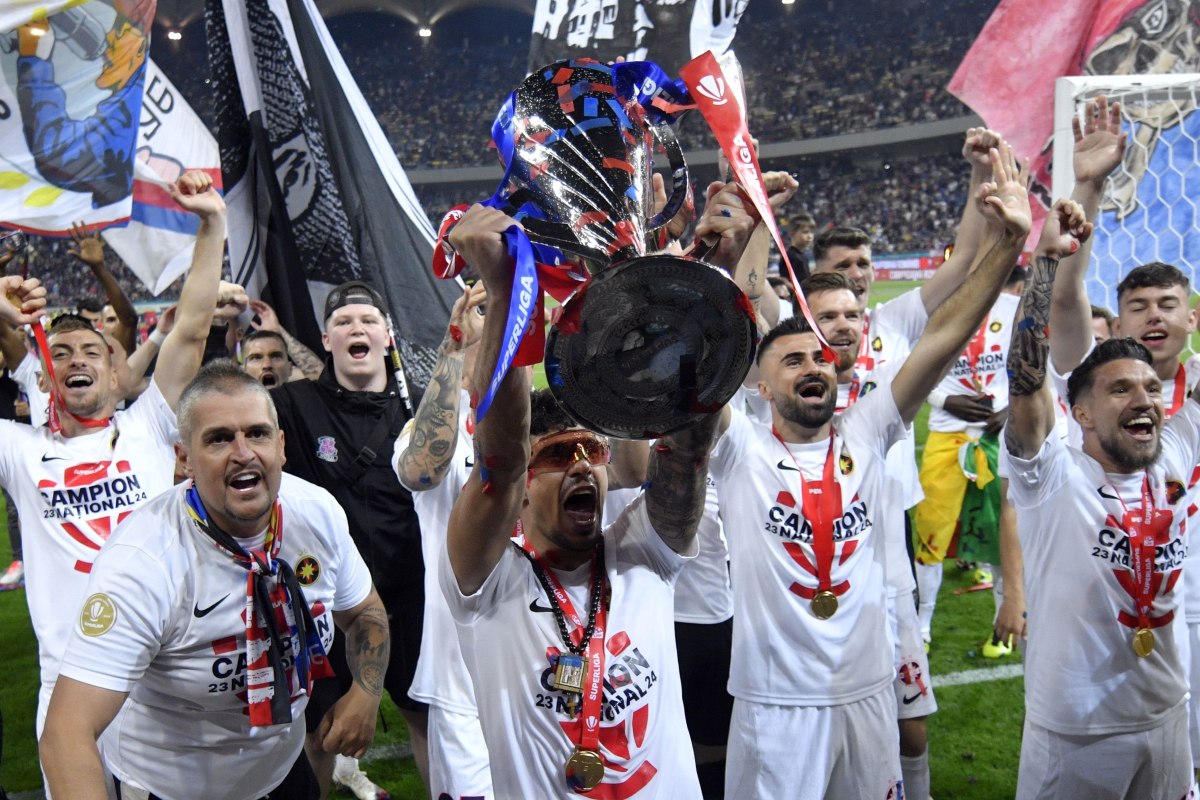 FCSB a primit trofeul de campioană a României în fața a peste 54.000 de spectatori, după ce a pierdut cu CFR Cluj