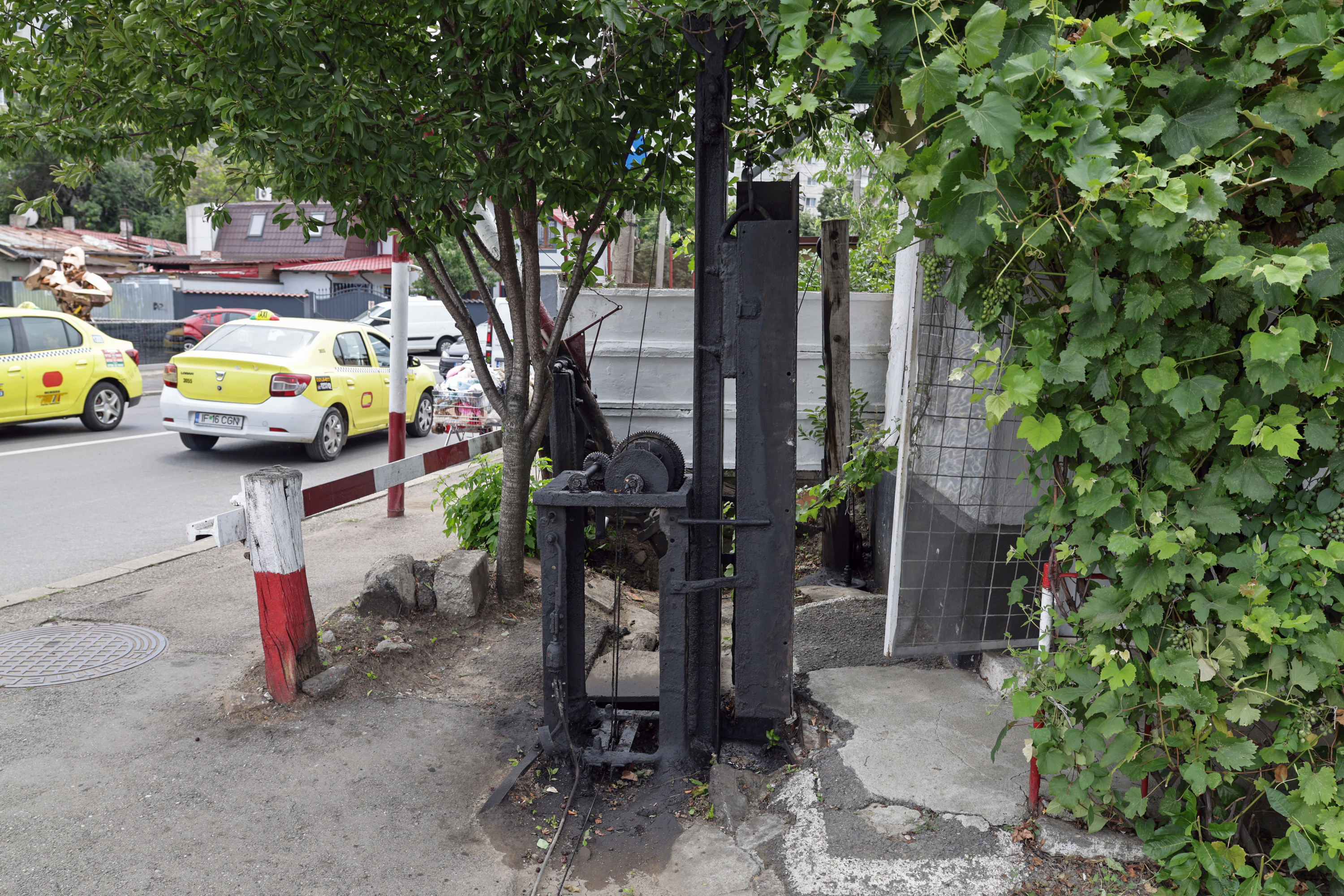 Femeia care ridică manual, de 36 de ani, o barieră de tren. Imaginea care spune tot despre infrastructura din România