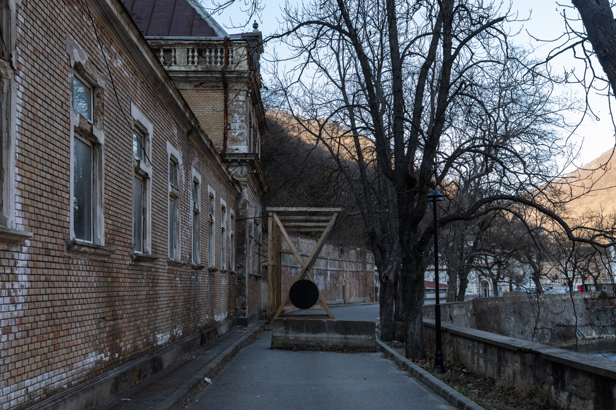 Cum au dispărut ornamentele din Baia Neptun de la Herculane, pe care un grup de tineri încearcă să o salveze. „Dacă te uiți prin oraș, o să le vezi montate pe case, pe balcoane”