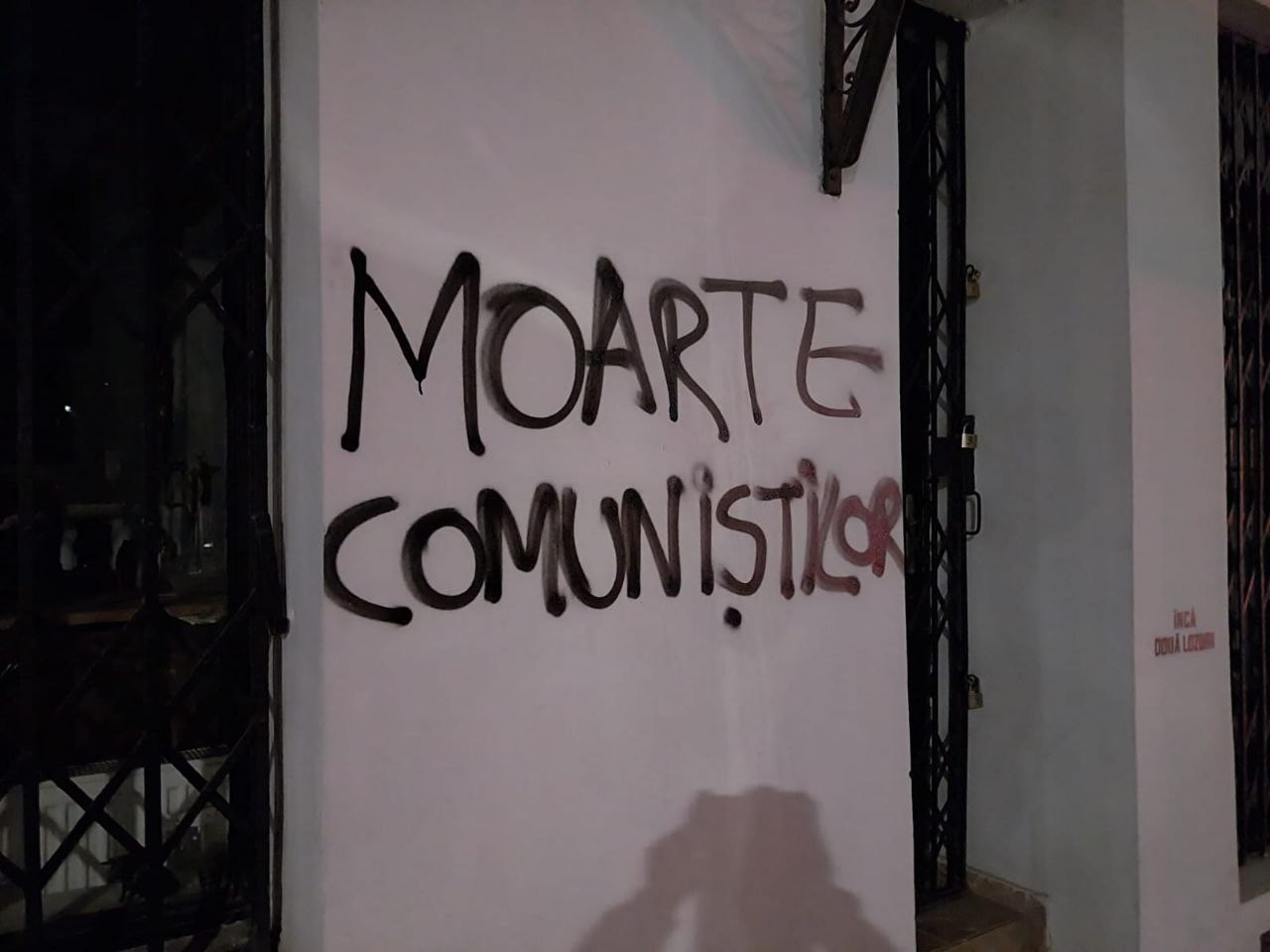 Concerte extremiste, „moartea homosexualilor” și amenințări pentru un colaborator Libertatea pe zidurile din Capitală