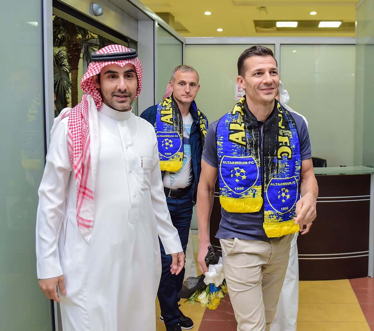 Costel Gâlcă a fost primit cu trandafiri la Al Taawon. Primele imagini cu antrenorul român în Arabia Saudită