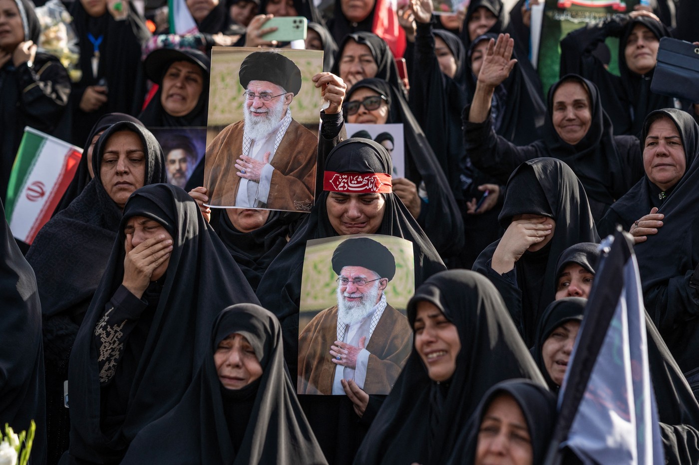 Imagini uluitoare de la funeraliile lui Khamenei din Iran unde portretul lui Donald Trump „a fost lapidat” ca în ritualurile religioase I VIDEO